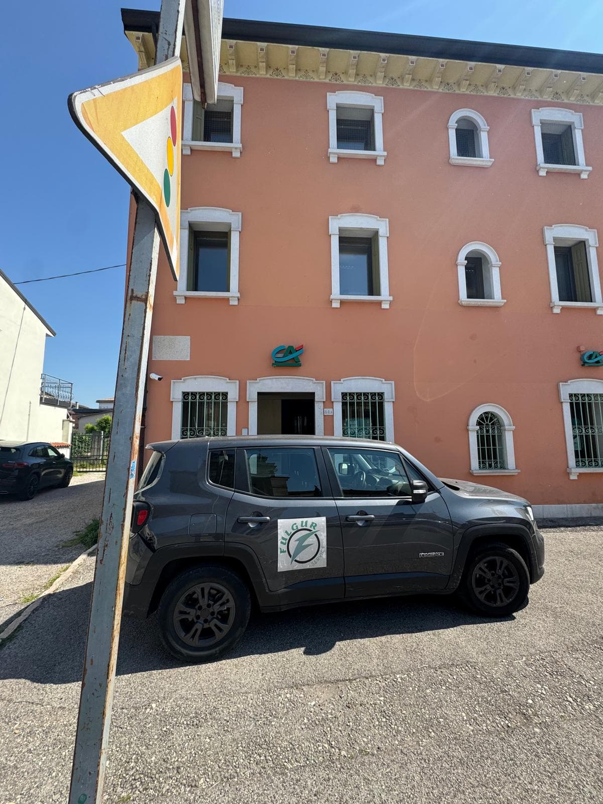 Auto aziendale Jeep Fulgur Service con logo parcheggiata davanti a un edificio operativo