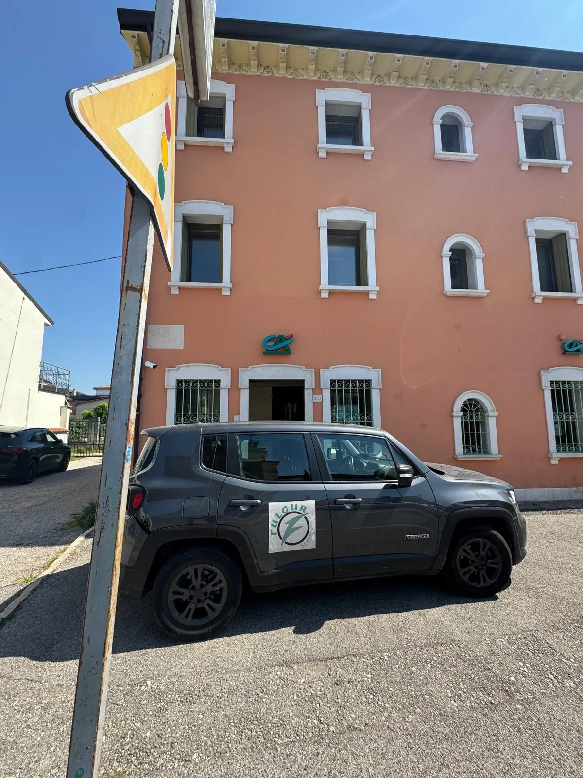 Auto aziendale Jeep Fulgur Service con logo parcheggiata davanti a un edificio operativo