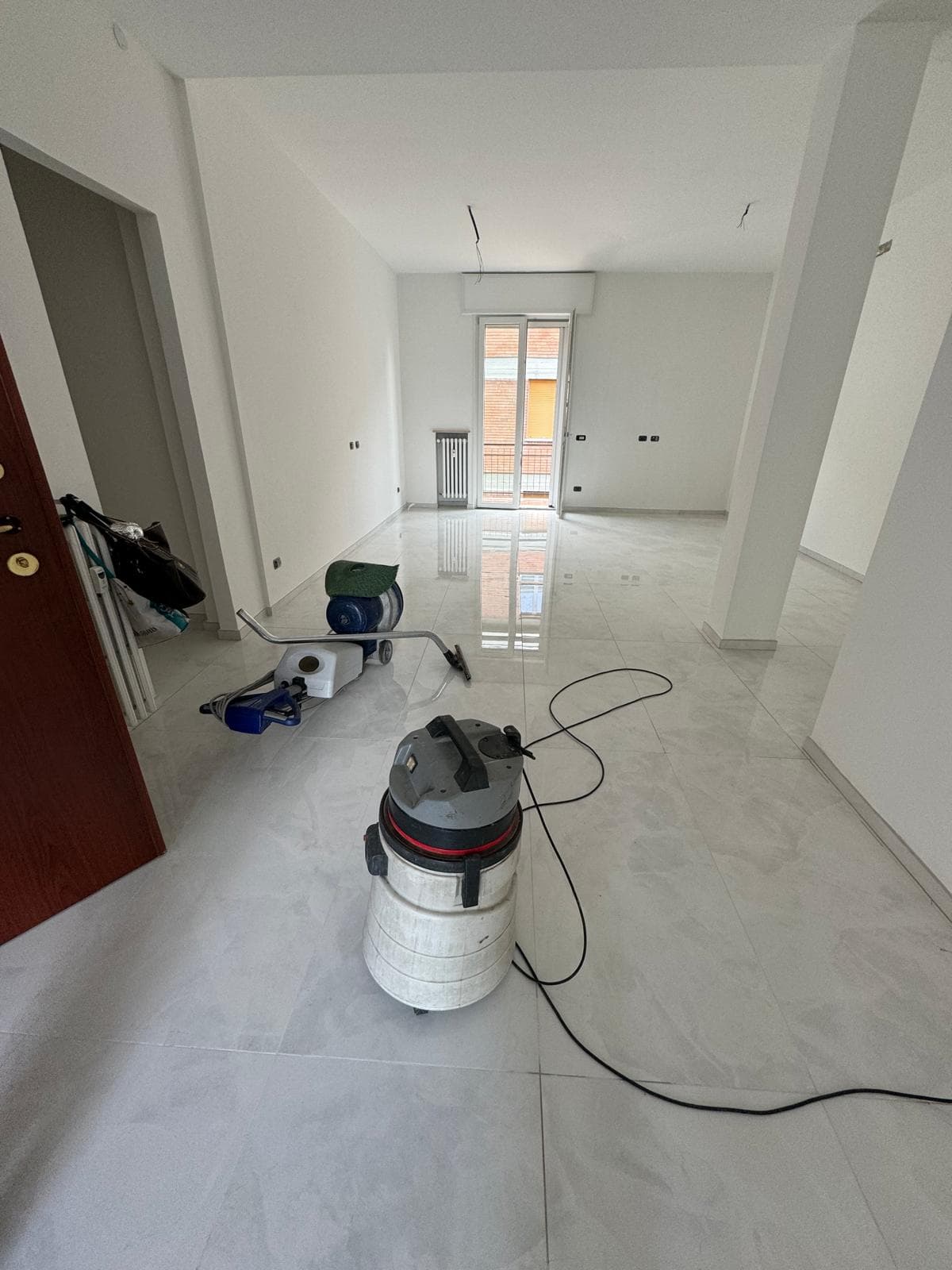 Pulizia fine cantiere in appartamento di nuova costruzione con macchinari industriali professionale