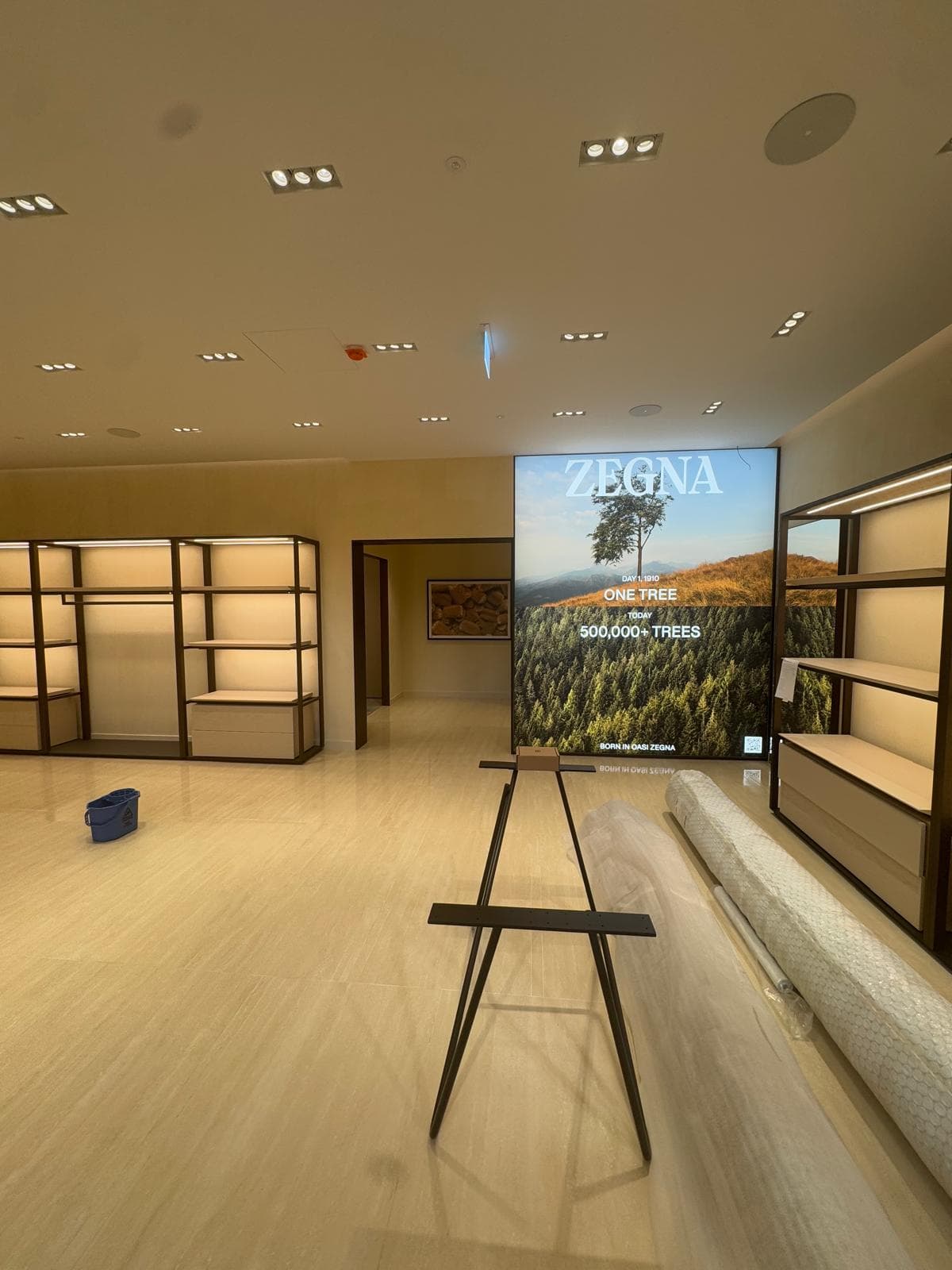 Boutique Zegna a Parma — fase finale di pulizia fine cantiere con insegna ben visibile