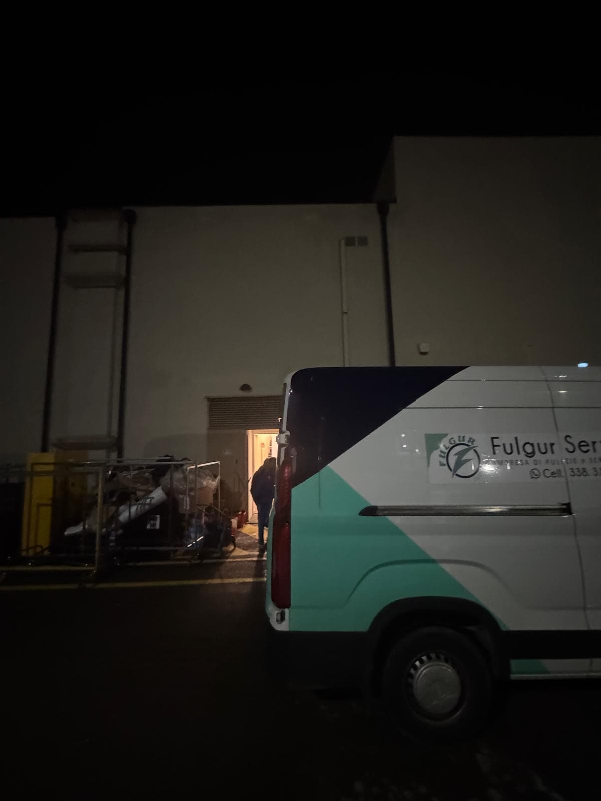 Furgone Fulgur Service durante un intervento notturno presso un capannone industriale
