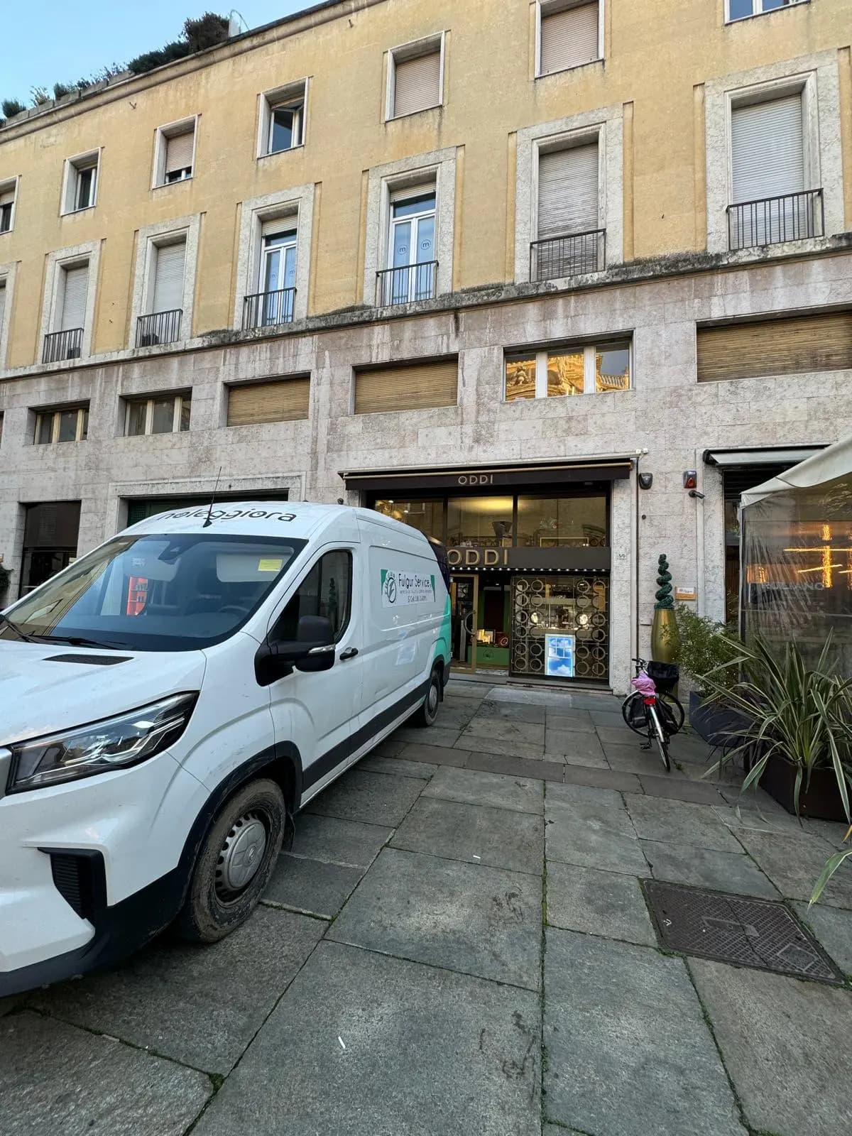 Furgone Fulgur Service parcheggiato davanti a un locale commerciale in centro città