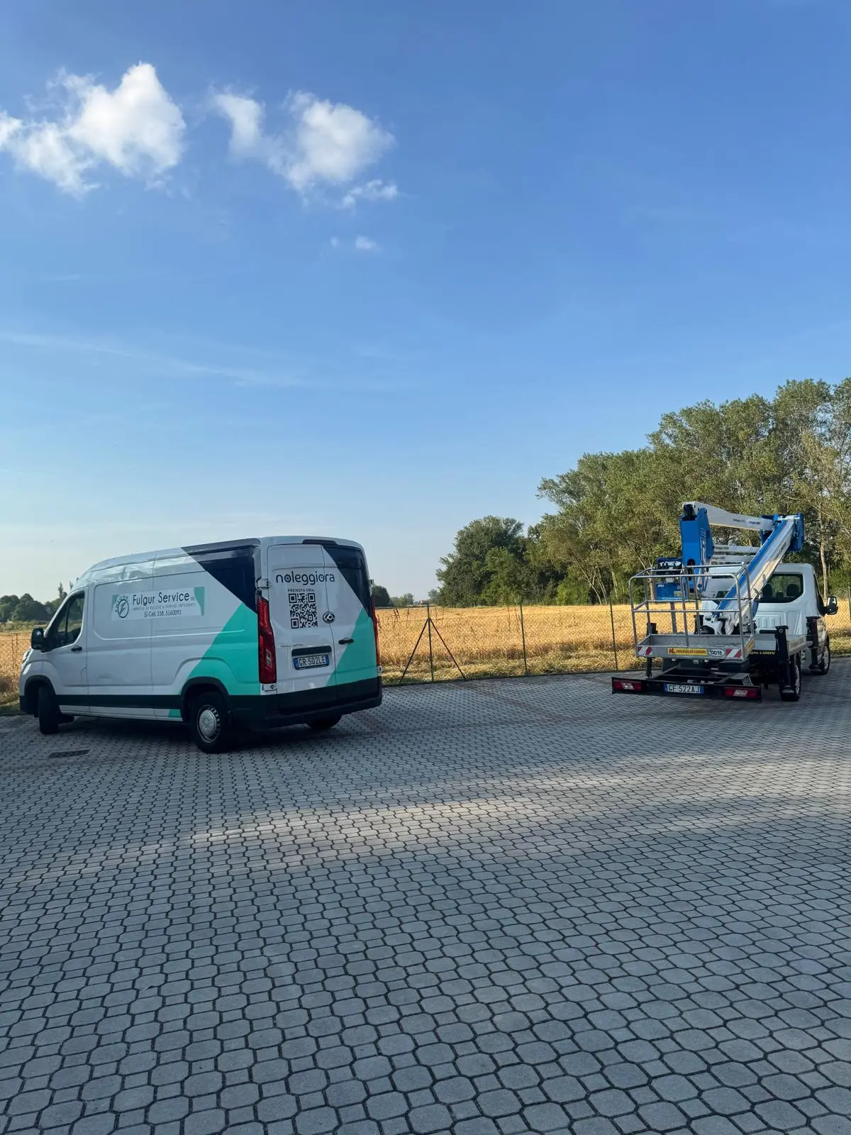 Furgone e camion con piattaforma aerea Fulgur Service pronti per un intervento in quota