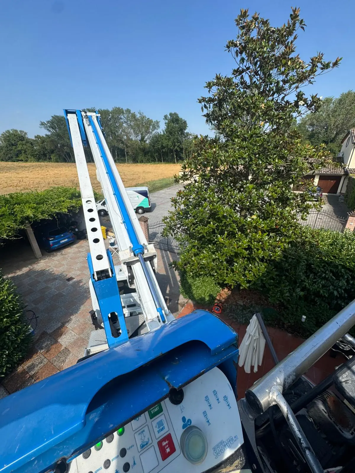 Braccio della piattaforma aerea Fulgur Service esteso per lavori in quota tra la vegetazione