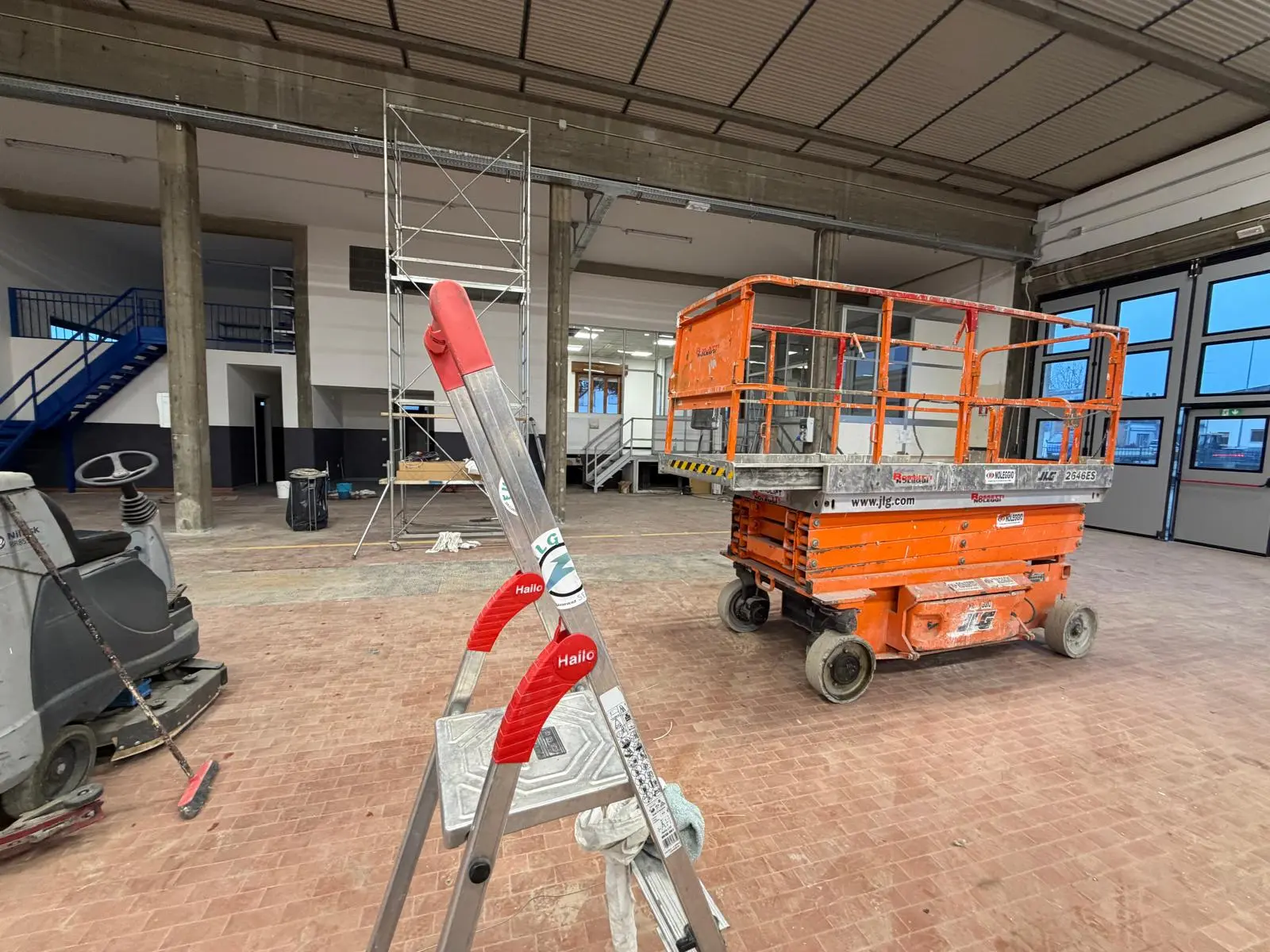 Utilizzo di sollevatori e piattaforme aeree per la pulizia delle strutture interne di un capannone