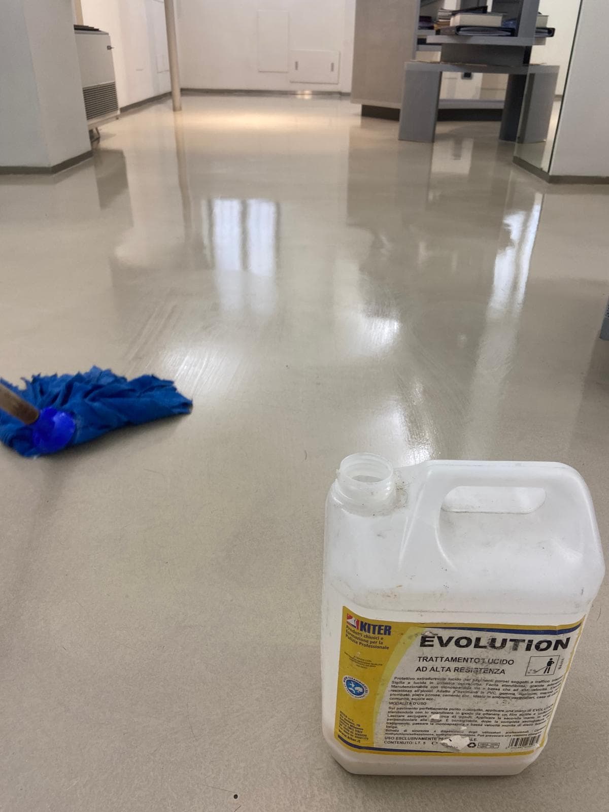 Prodotto professionale Kiter Evolution ad alta resistenza su pavimento appena trattato