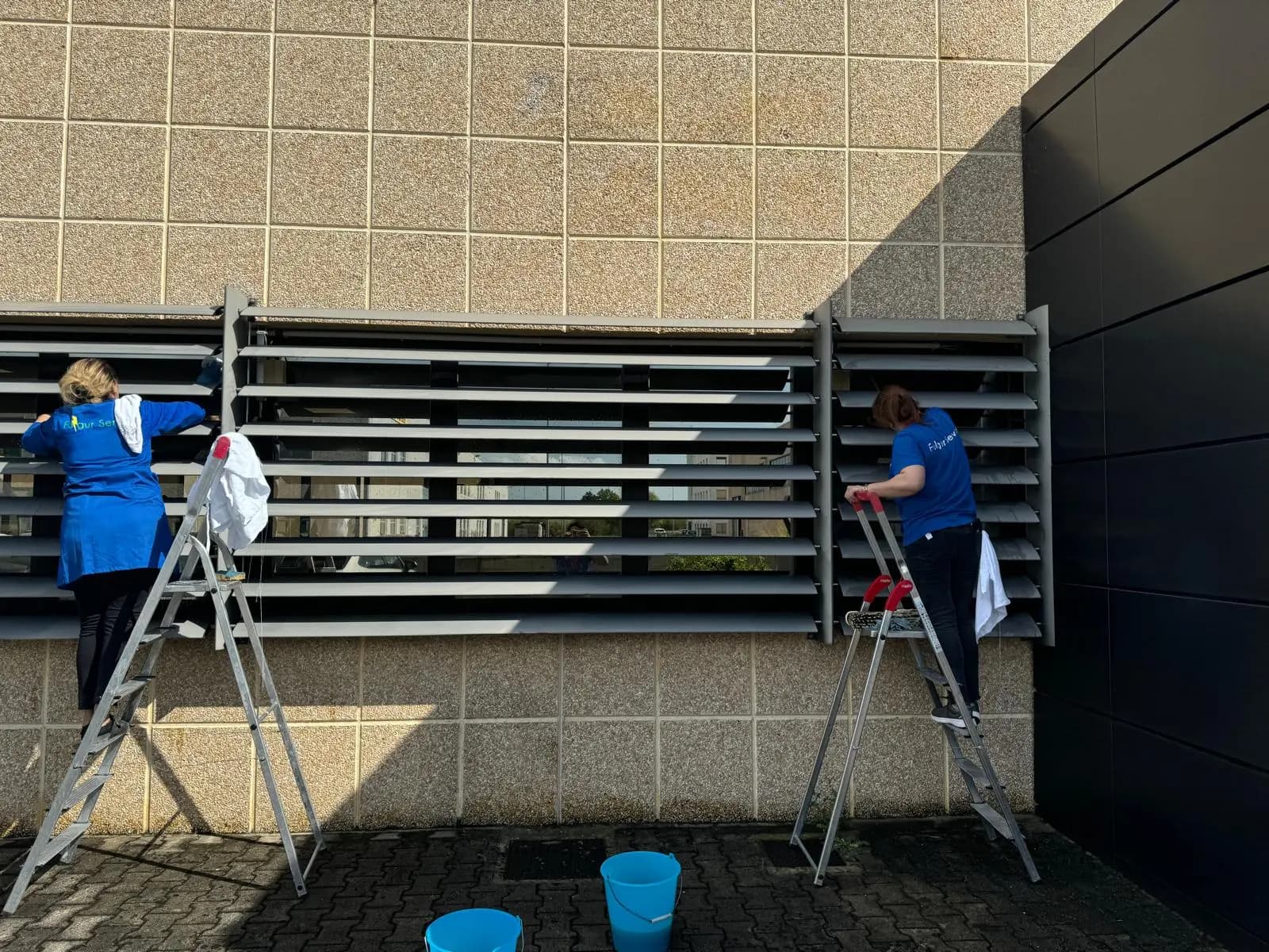 Pulizia facciata esterna in quota a Parma con operatori Fulgur Service e sistemi ad acqua in alta pressione per rimozione smog