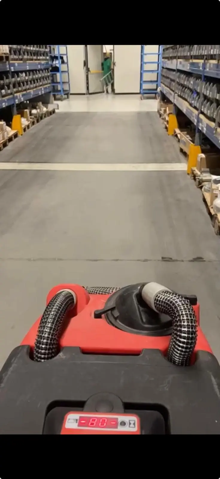 Pulizia professionale con lavasciuga in un grande magazzino logistico a Parma