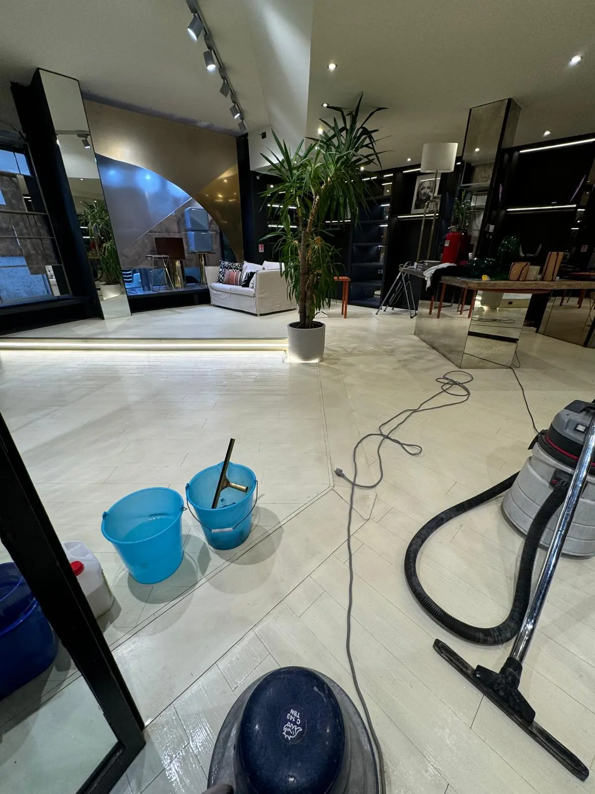 Pulizia di ampio salone con grandi lastre di marmo bianco e attrezzatura professionale