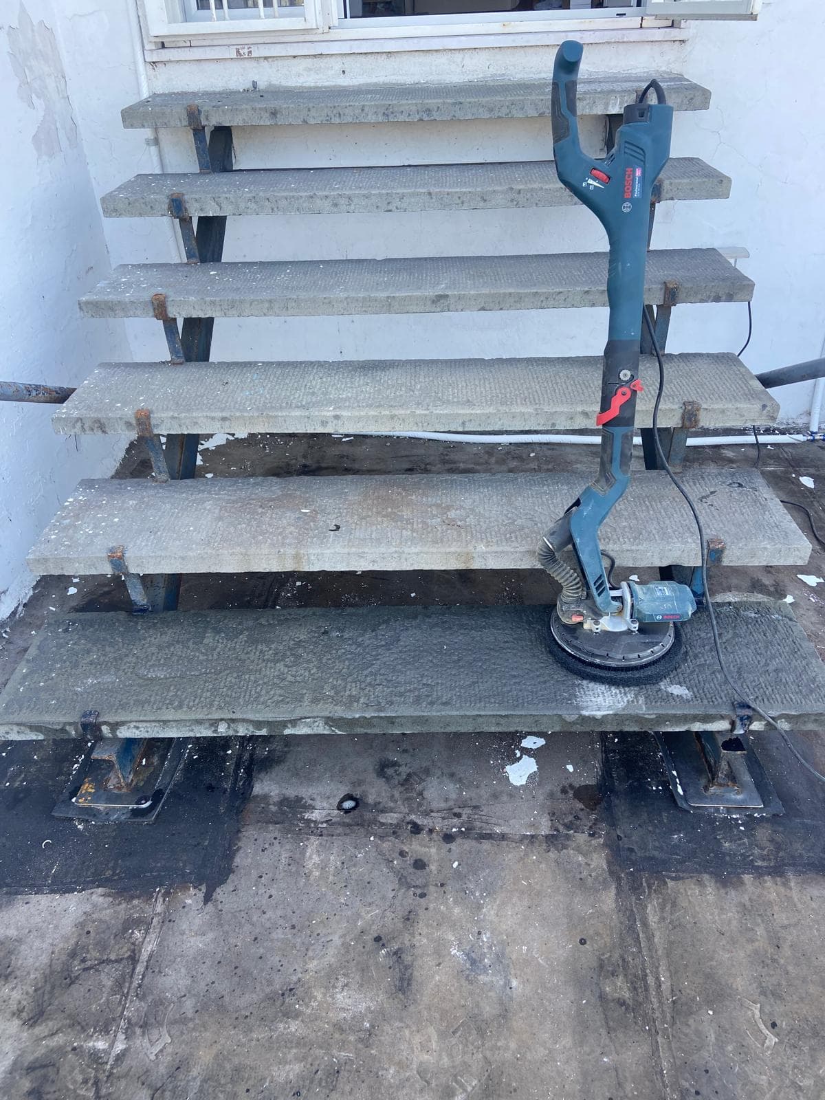 Levigatura e trattamento di gradini in pietra con monospazzola e attrezzatura professionale