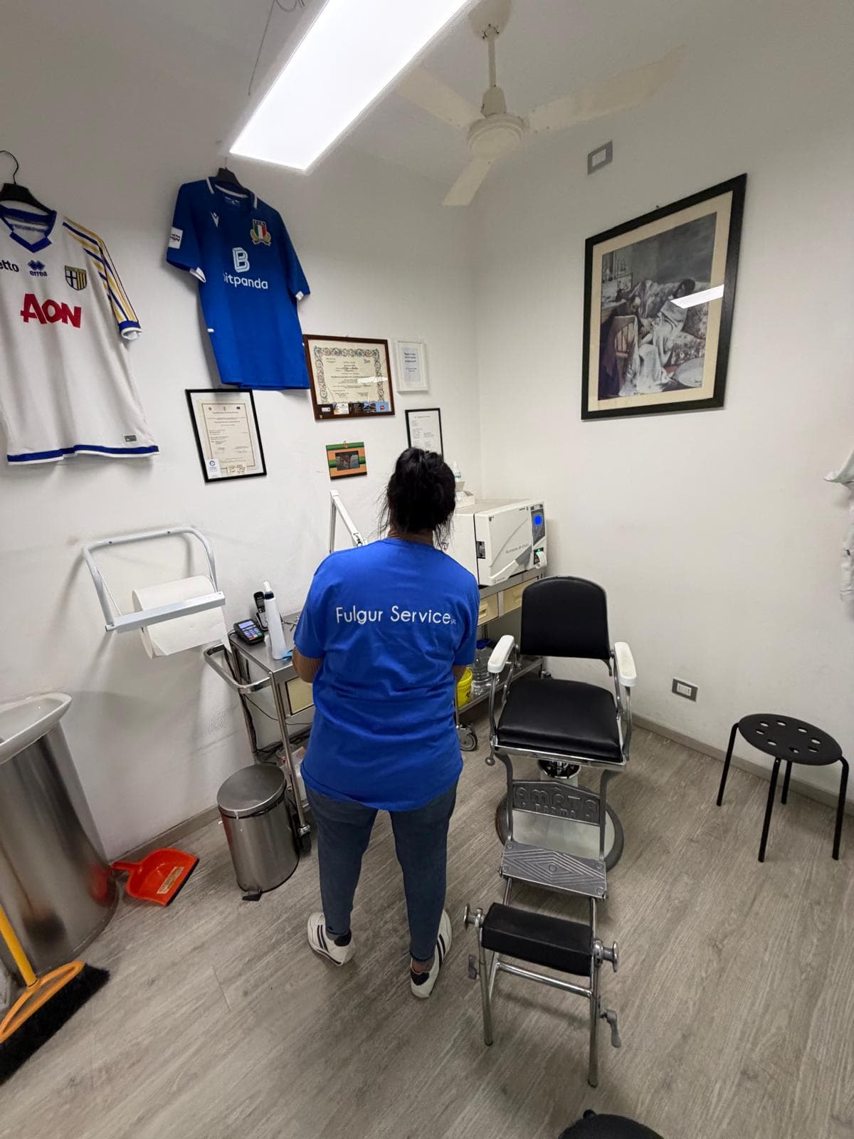 Operatrice Fulgur Service al lavoro nella pulizia di uno studio privato attrezzato