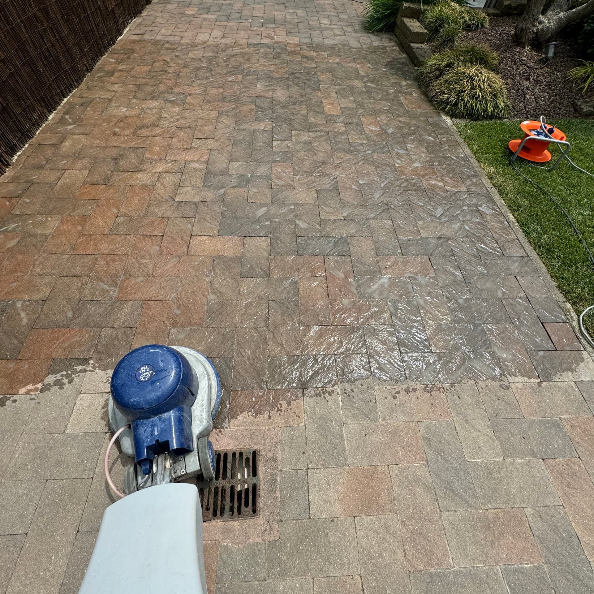 Pulizia di vetrate in altezza tramite piattaforme aeree specializzate e personale formato