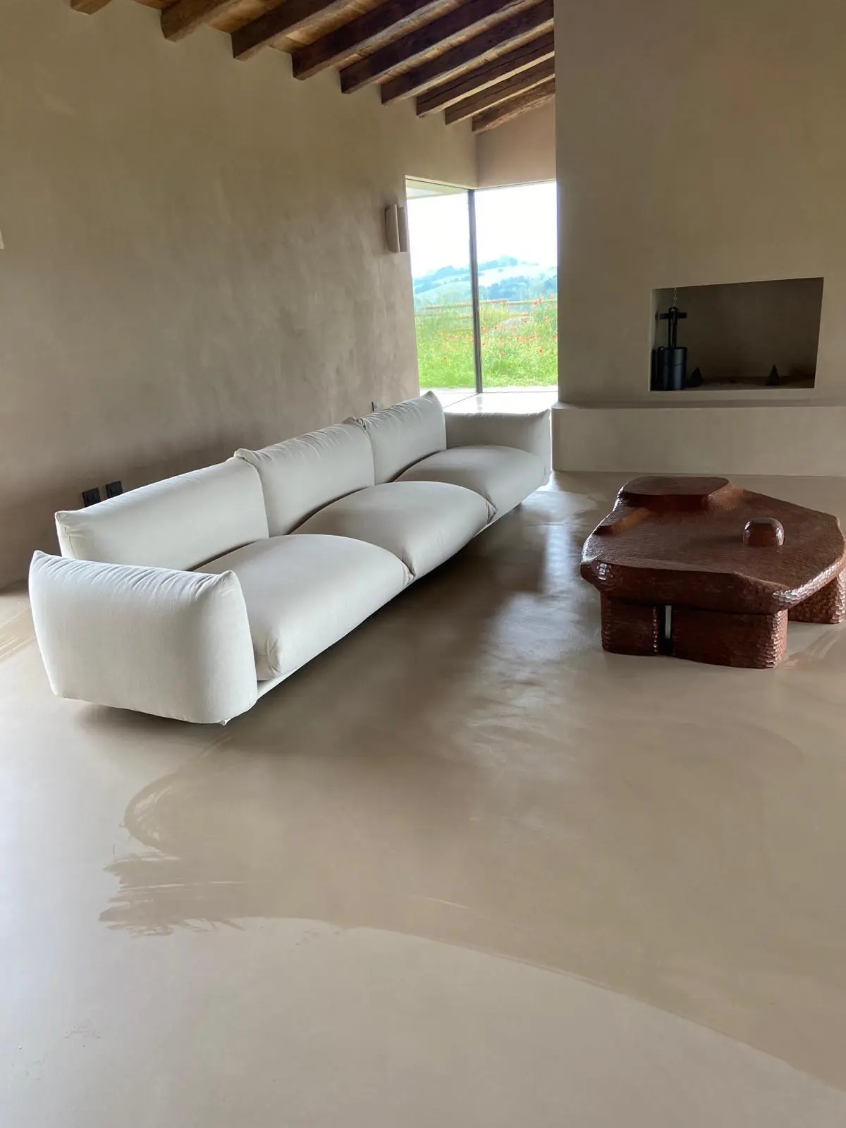 Pulizia a fondo di un salone moderno con pavimento in microcemento e arredi di design