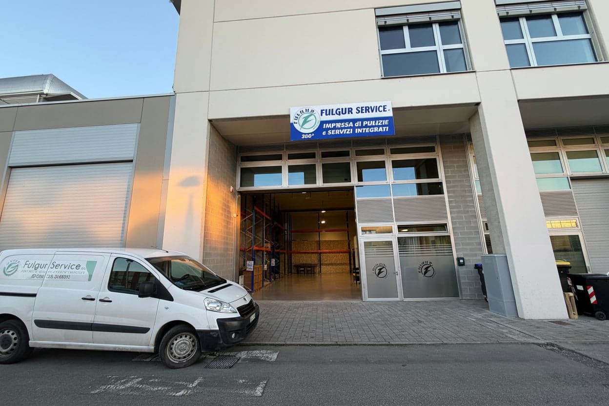 Ambiente di lavoro aziendale e uffici igienizzati con protocolli quotidiani