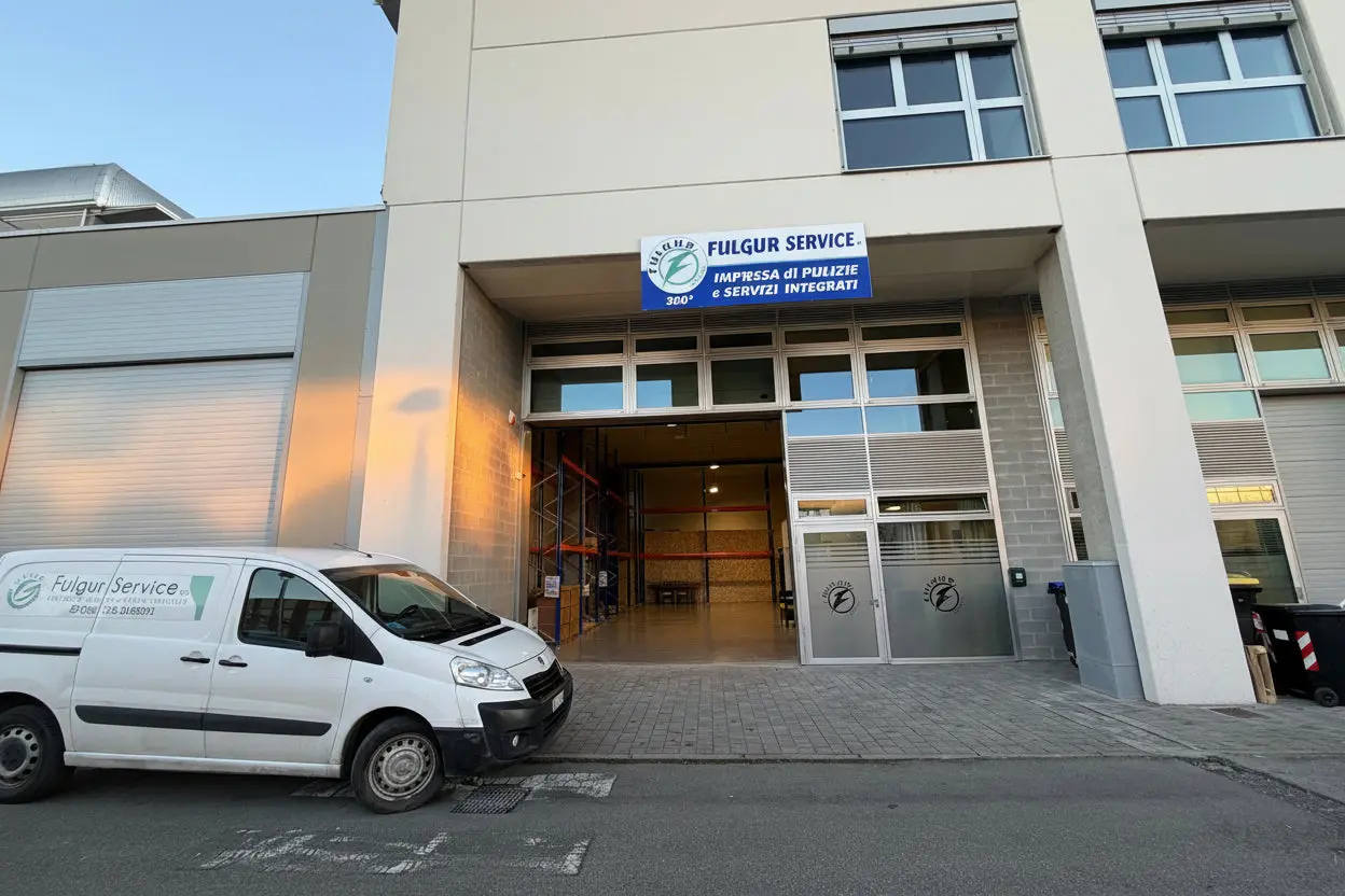 La nostra flotta di mezzi operativi marchiati parcheggiata presso la sede centrale