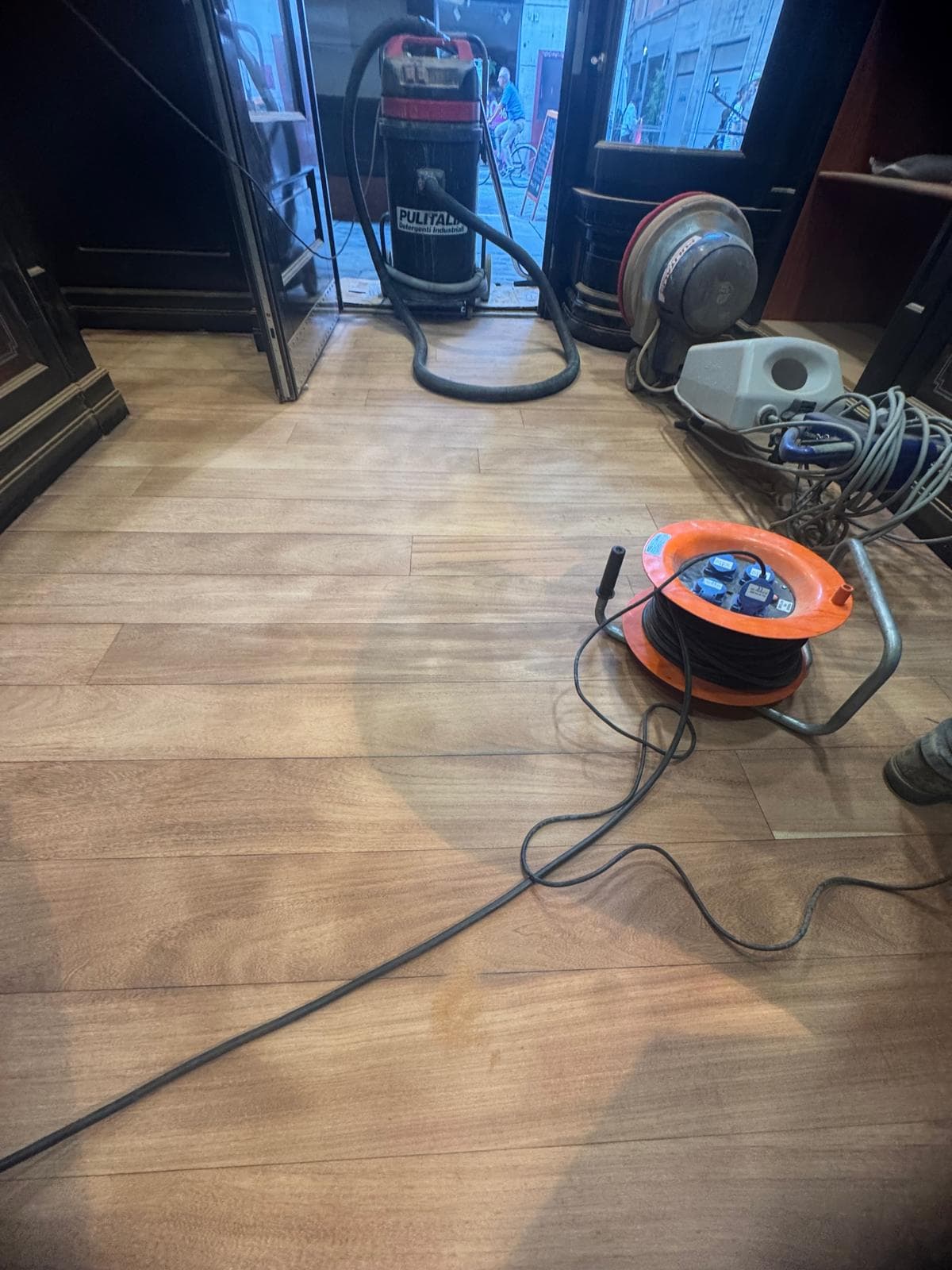 Attrezzatura professionale per trattamento di pavimento in legno in locale commerciale