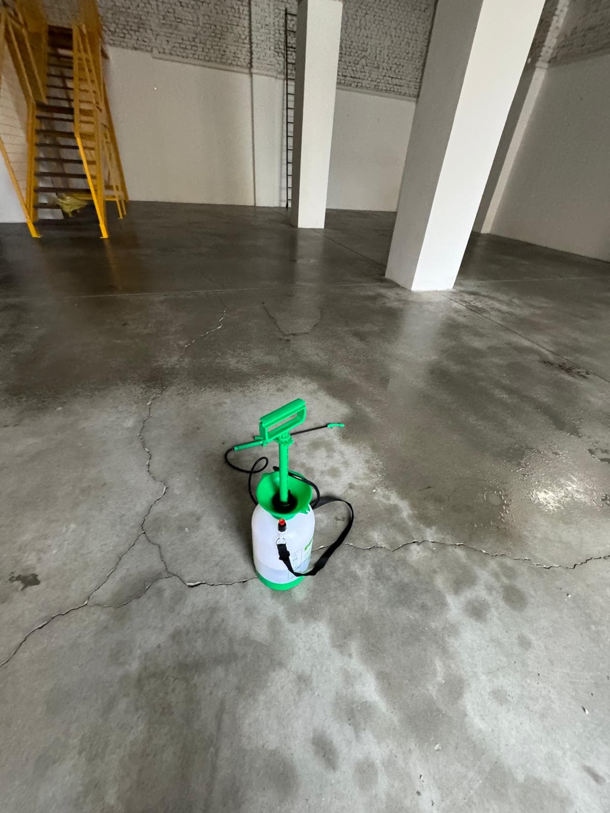 Trattamento di pavimento in cemento di un capannone industriale con attrezzatura di sanificazione