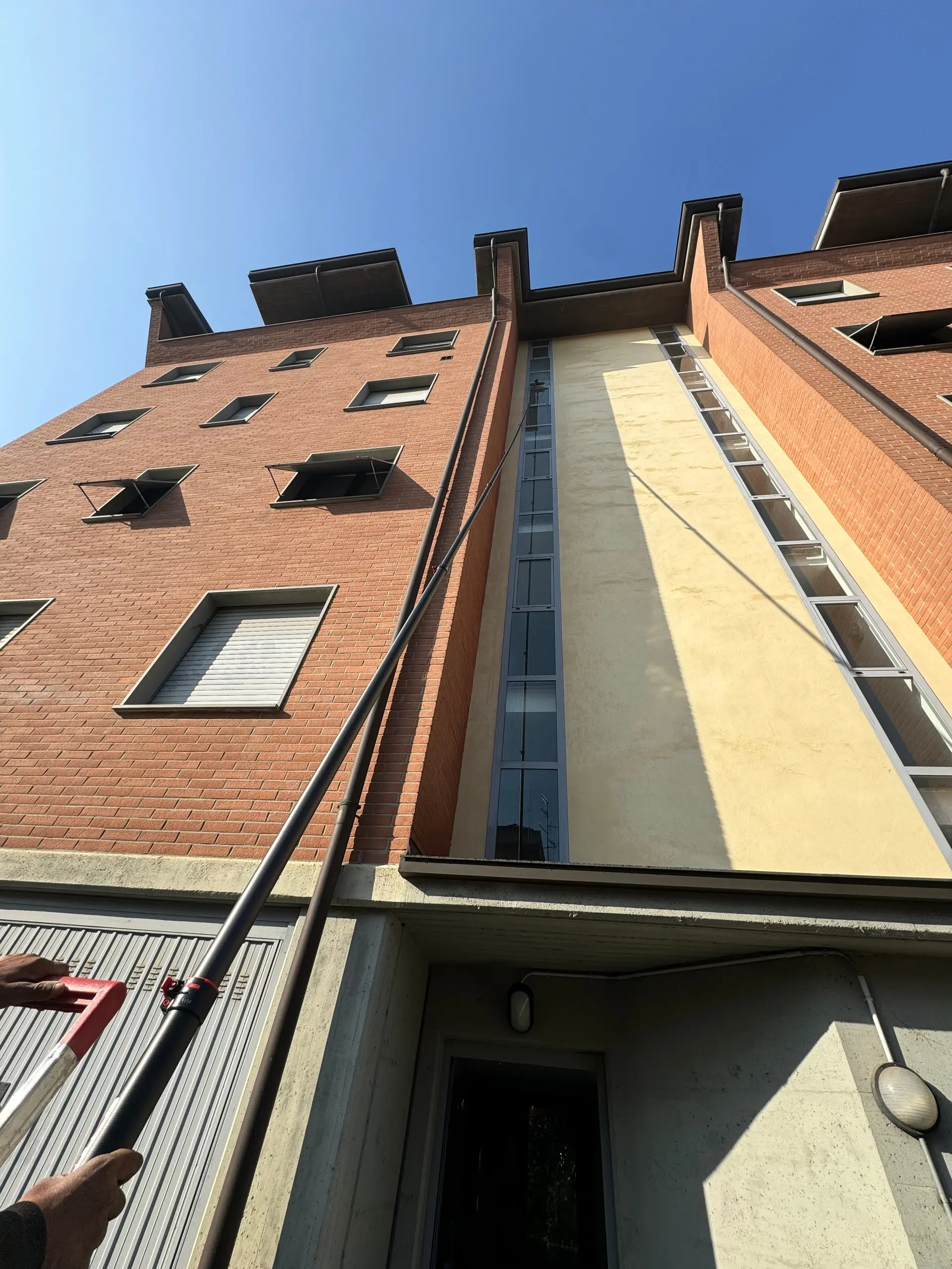 Lavaggio facciate e vetrate tramite sistema ad acqua pura con aste in fibra di carbonio