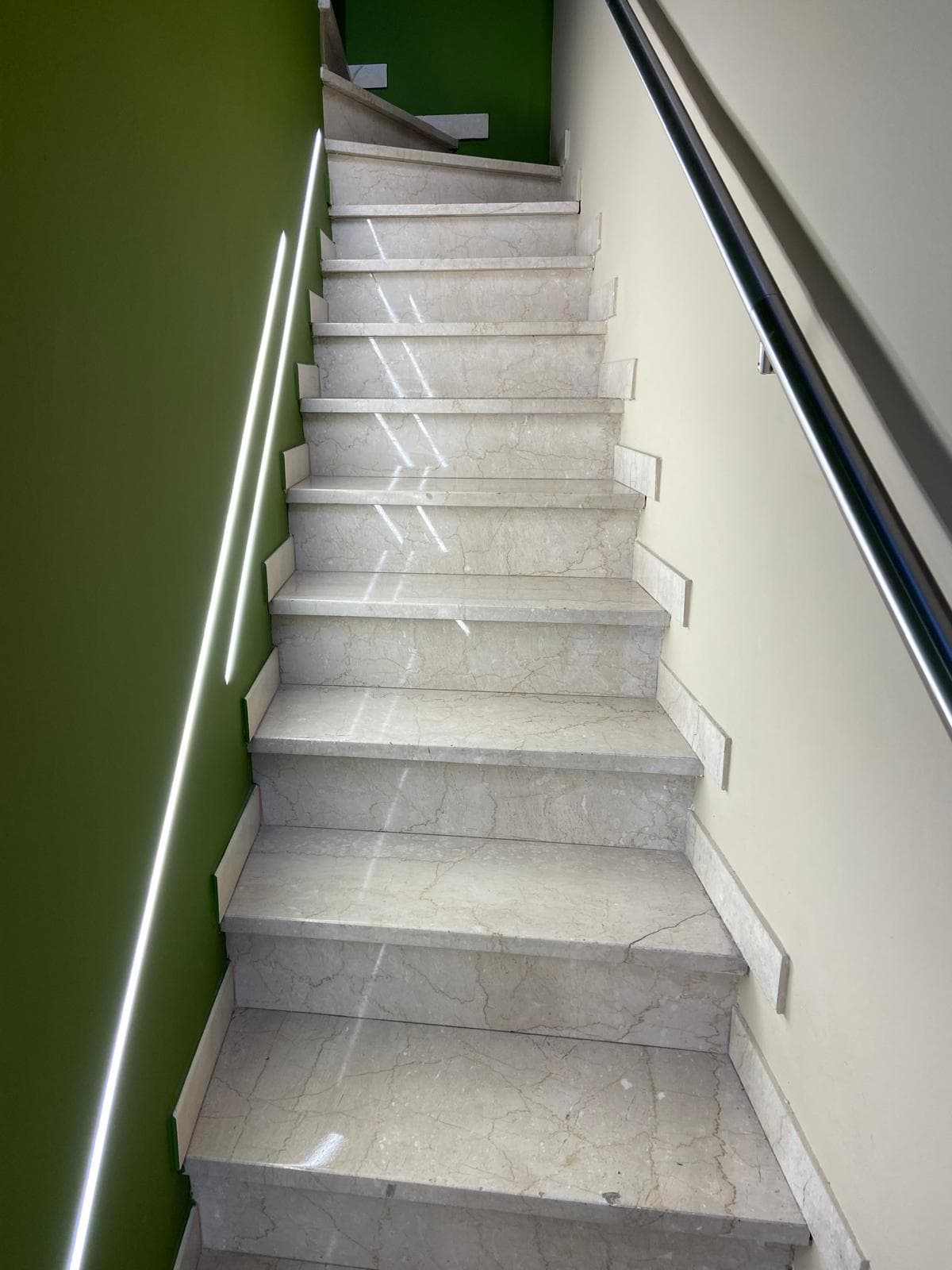 Scala interna con gradini in marmo lucidato — risultato dopo intervento Fulgur Service