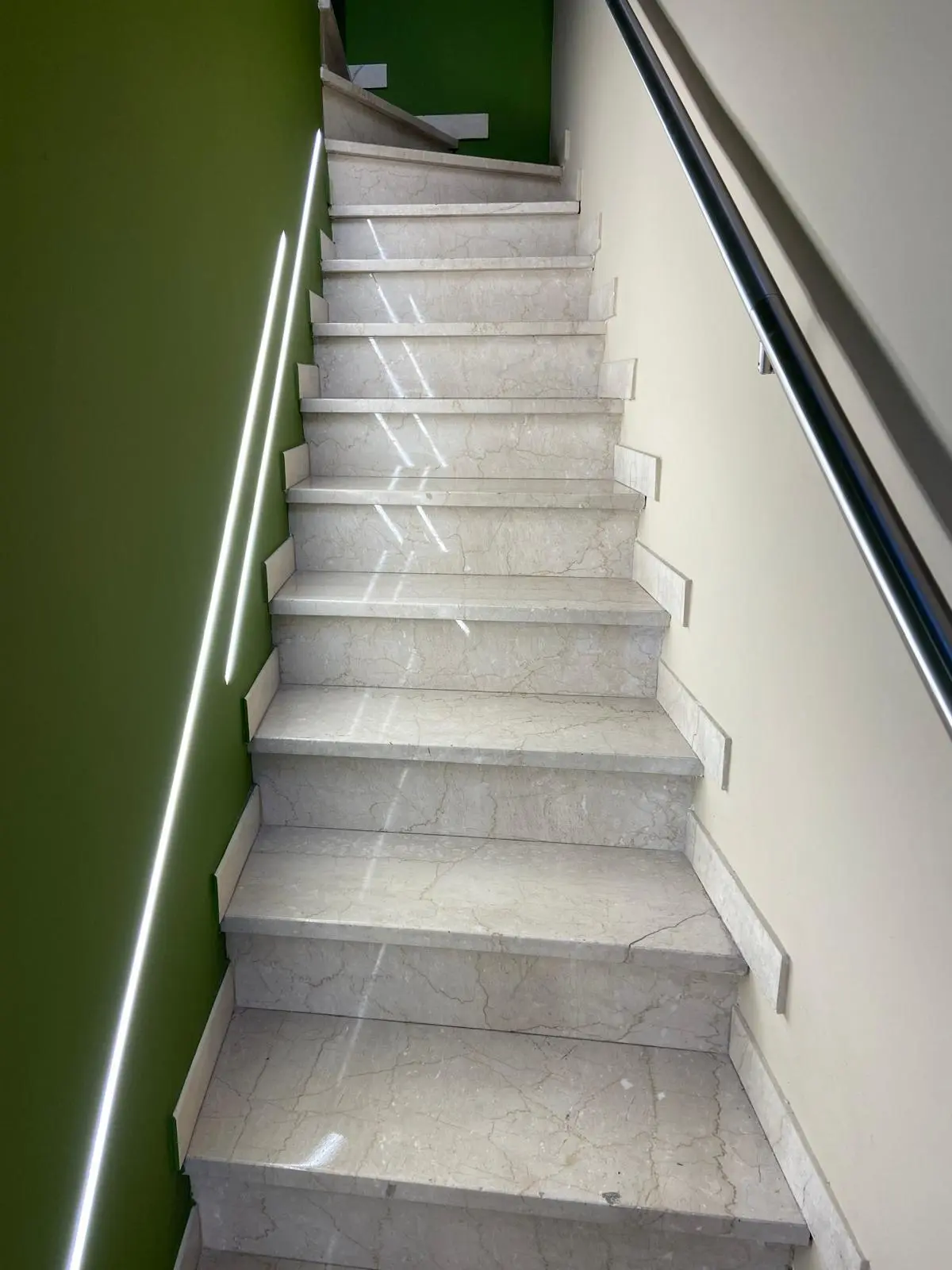 Scala interna con gradini in marmo lucidato — risultato dopo intervento Fulgur Service