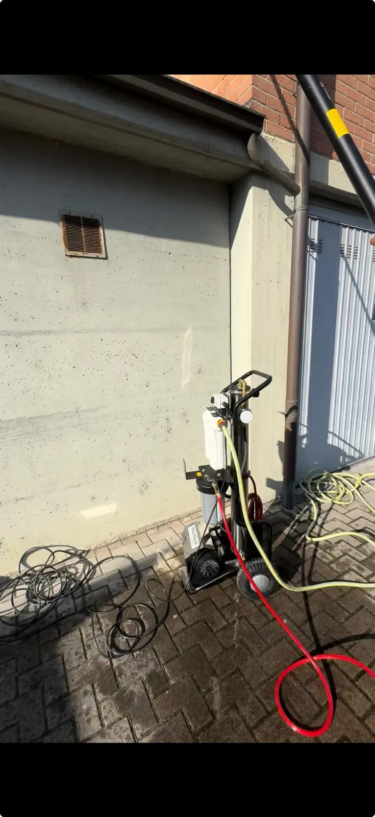 Sistema di filtrazione ad acqua pura per la pulizia di vetrate e pannelli solari