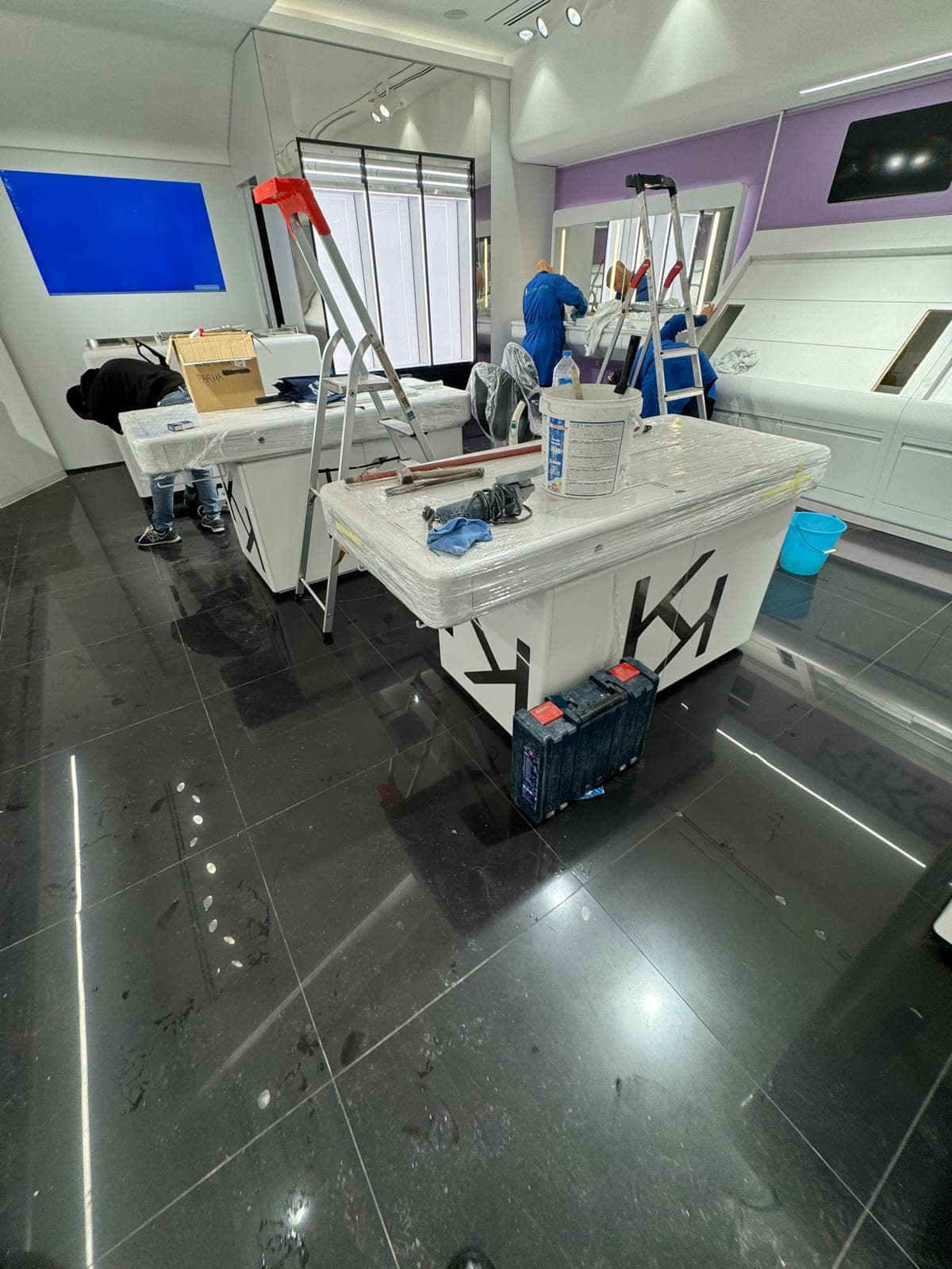 Portico residenziale con pavimento in cotto rosso trattato e lucidato — Fulgur Service