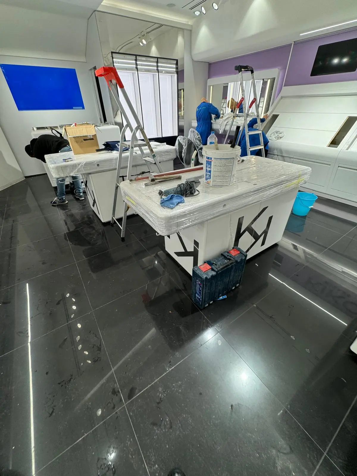 Intervento di pulizia professionale in un locale commerciale di pregio — Fulgur Service