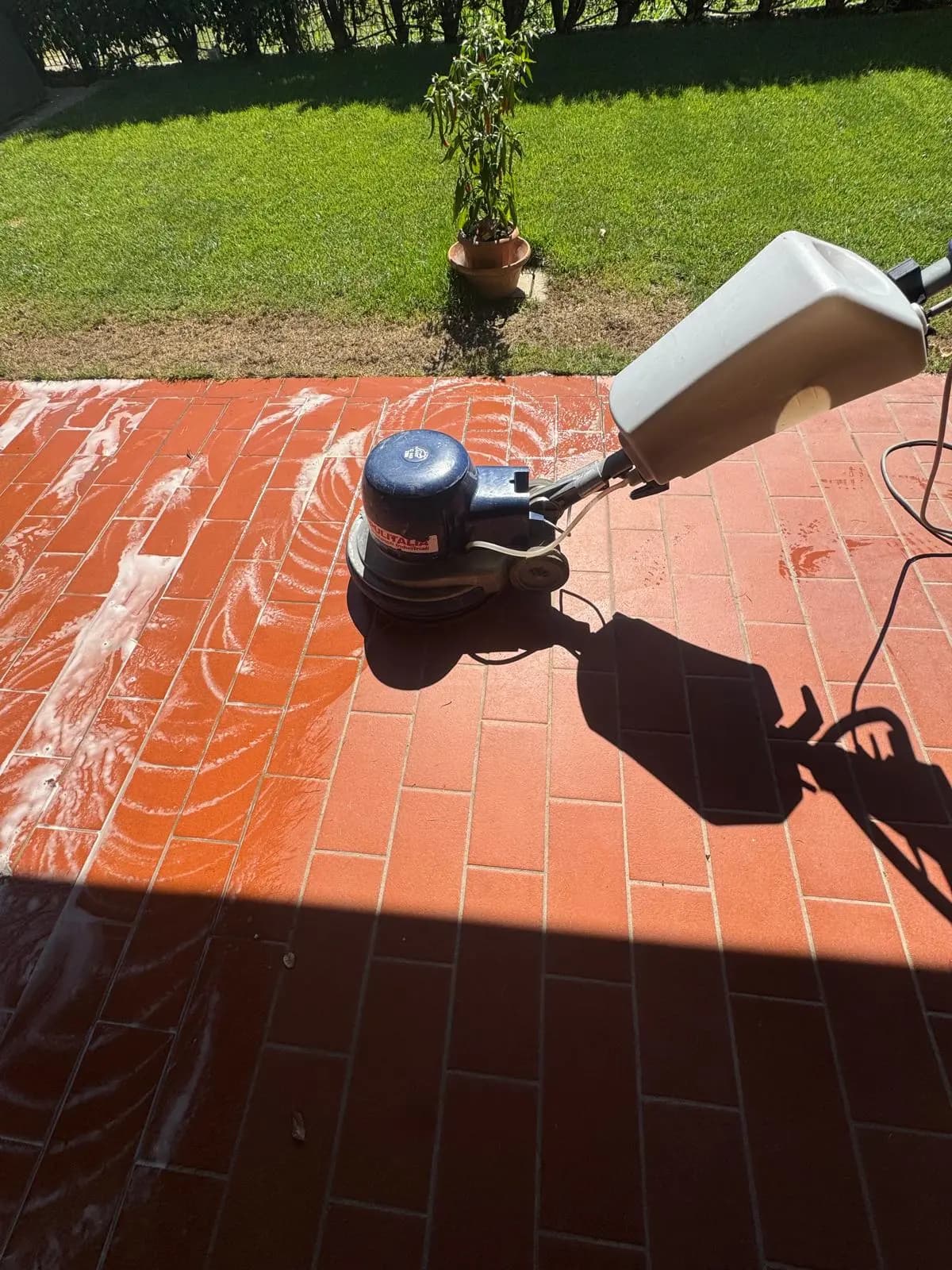 Trattamento e lucidatura di pavimento in cotto rosso su terrazza esterna con monospazzola