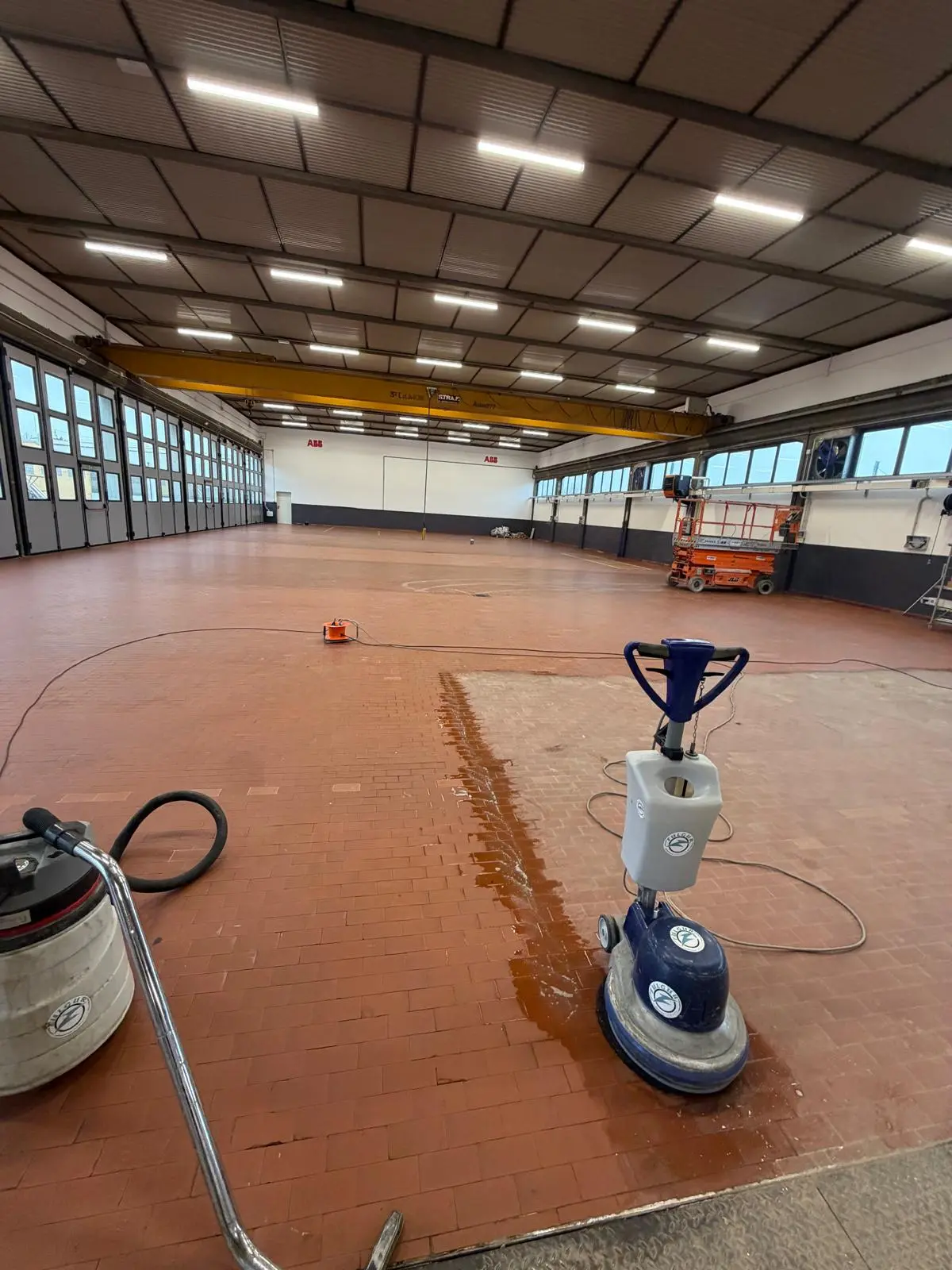 Trattamento di lucidatura e ceratura pavimenti con monospazzola professionale Fulgur Service