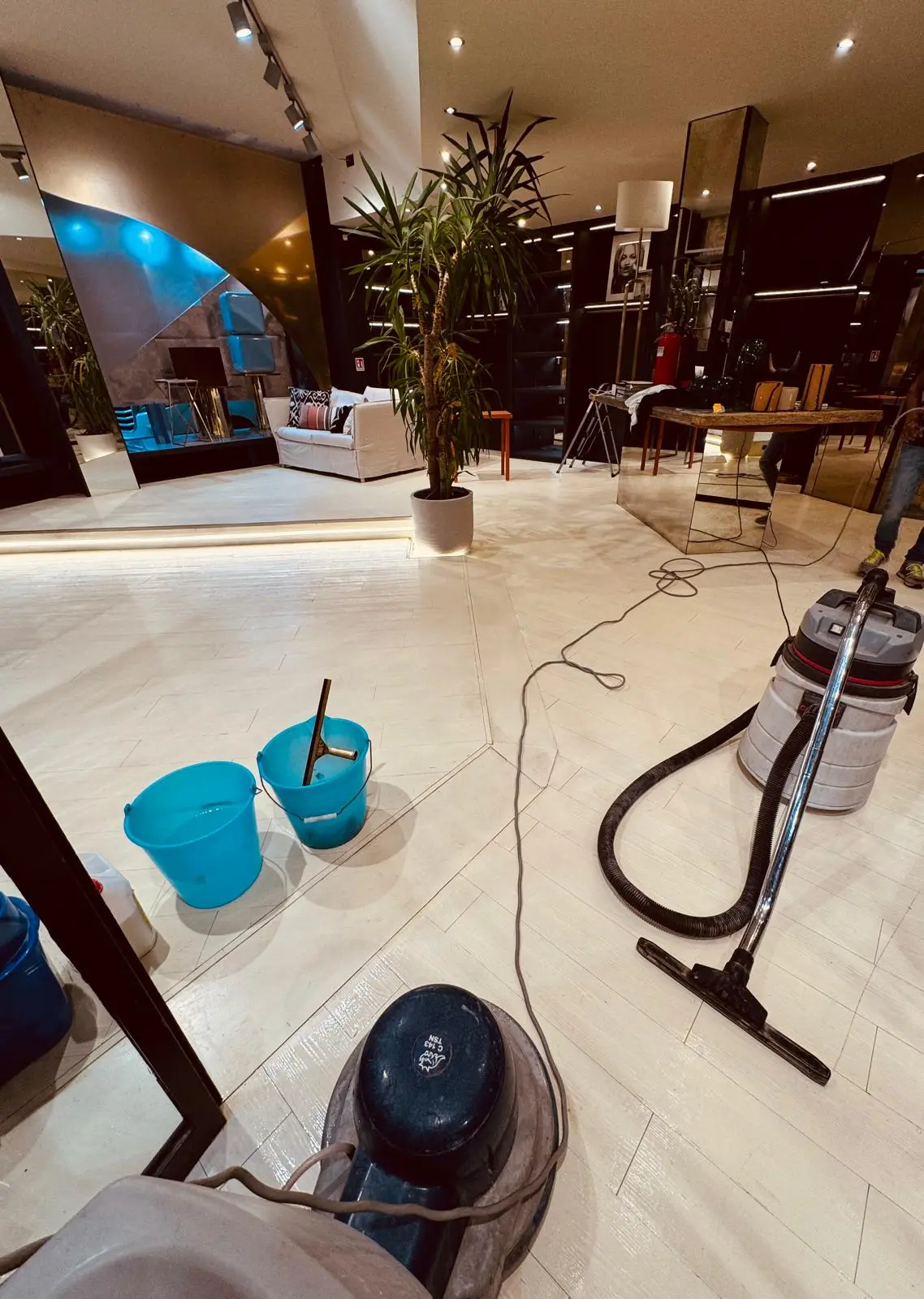 Utilizzo di macchinari professionali per pulizia pavimenti in salone a Parma