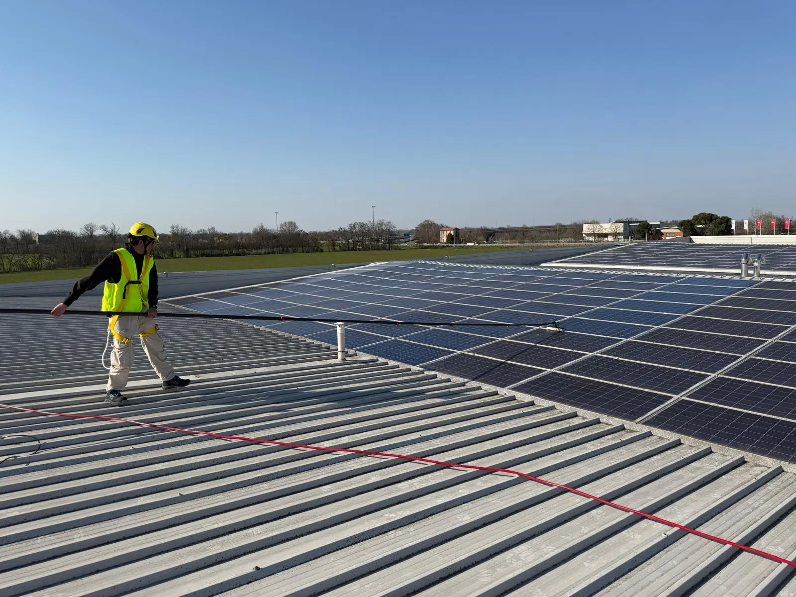 Pulizia di un impianto fotovoltaico con spazzole rotanti e acqua osmotizzata per massimizzare la resa energetica