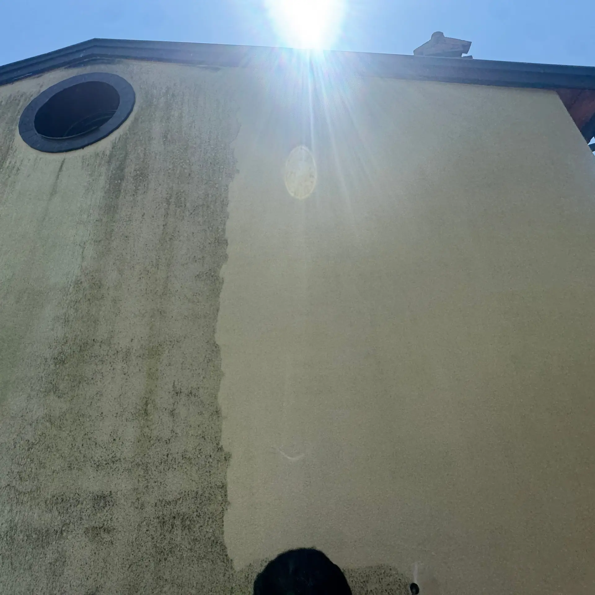 Facciata esterna di un edificio condominiale trattata con idrolavaggio a pressione controllata