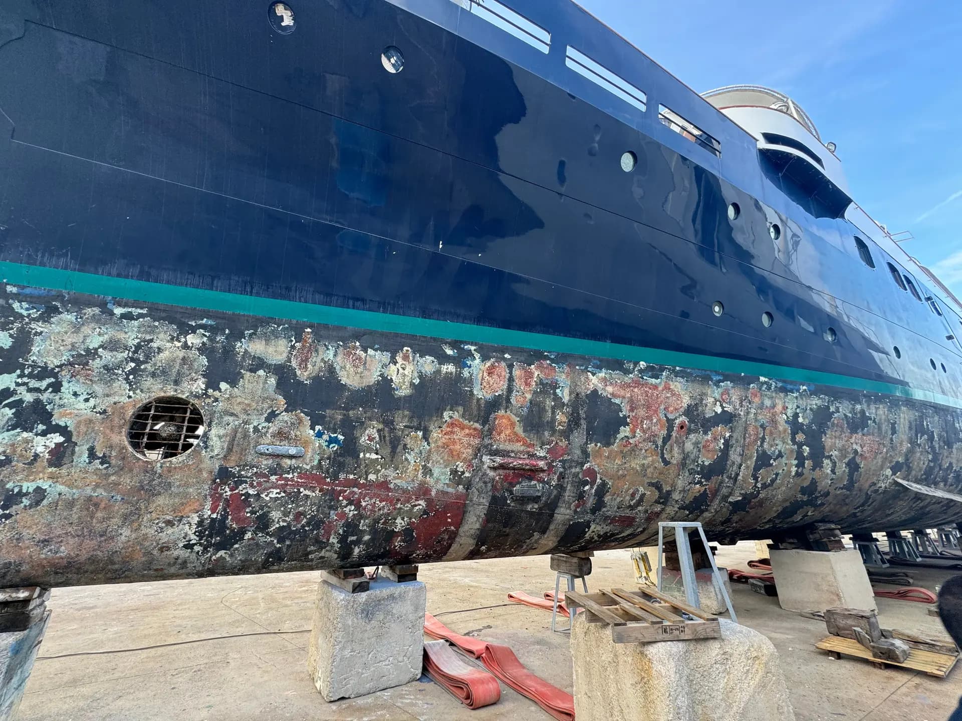 Intervento di pulizia tecnica su uno scafo in vetroresina con prodotti biodegradabili per ambiente marino