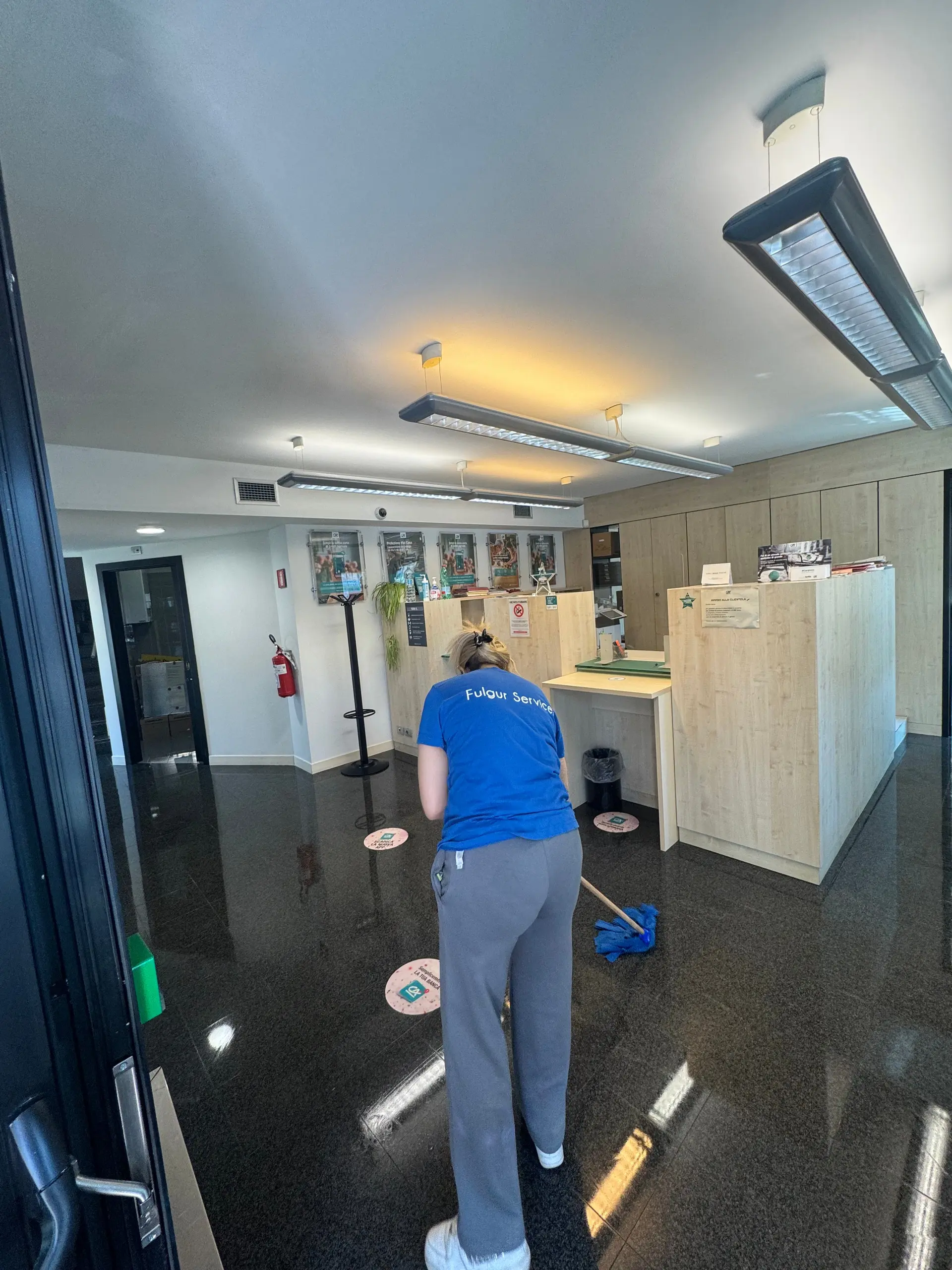 Pulizia domestica accurata di una zona living con attenzione ai dettagli e prodotti a basso impatto ambientale