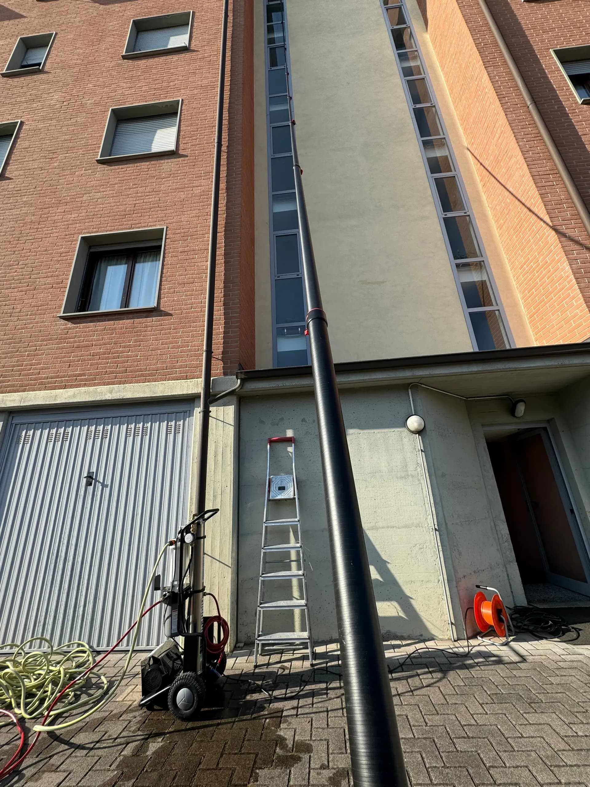 Androne condominiale e scale in marmo lucide e igienizzate in un palazzo residenziale di Parma