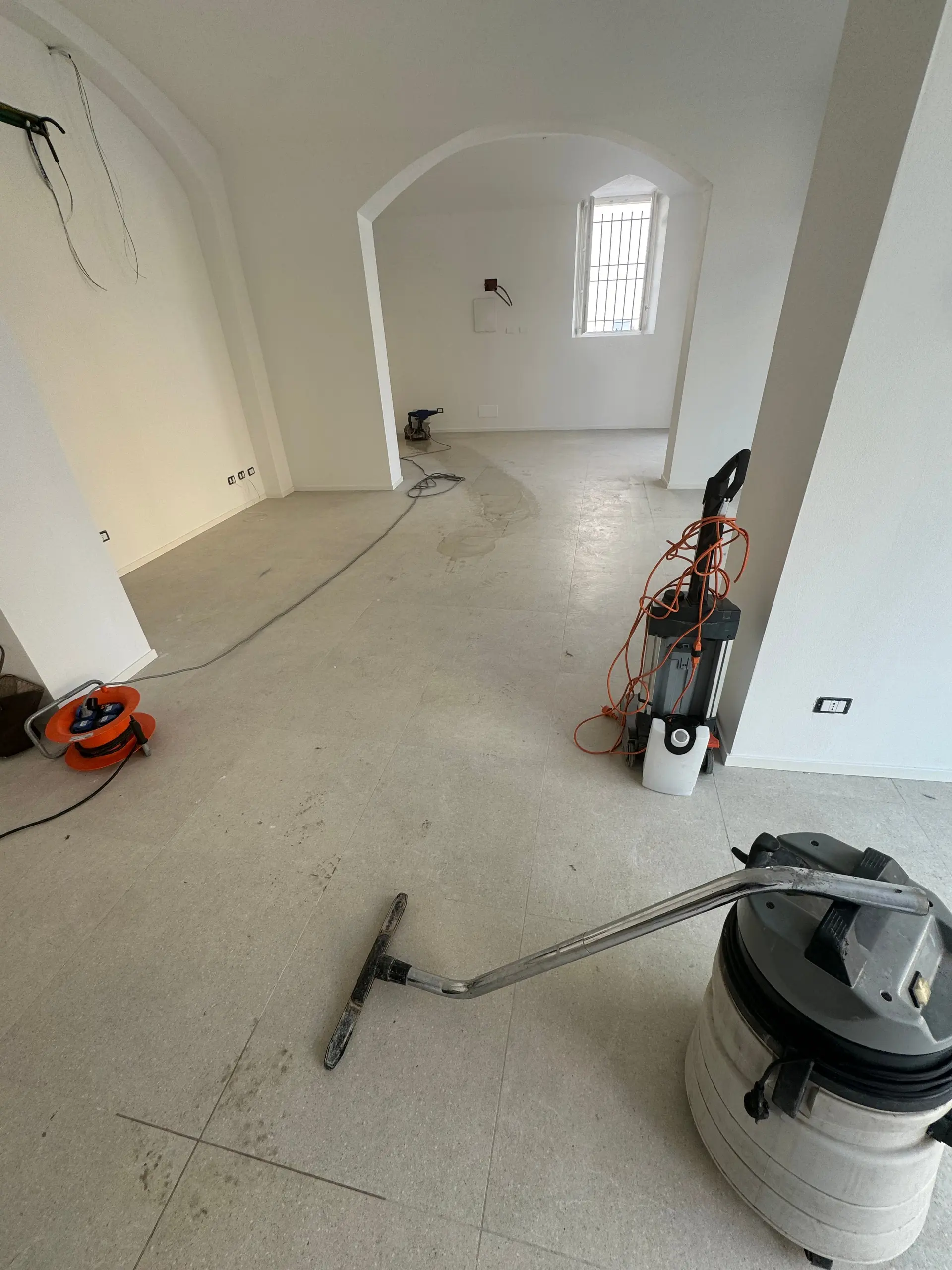 Rimozione professionale di polveri edili e residui di cemento dopo una ristrutturazione in un appartamento