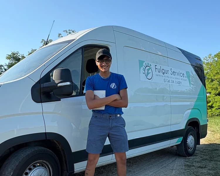 Il fondatore di Fulgur Service in posa fiera davanti a un mezzo aziendale, simbolo di trent'anni di esperienza nelle pulizie a Parma