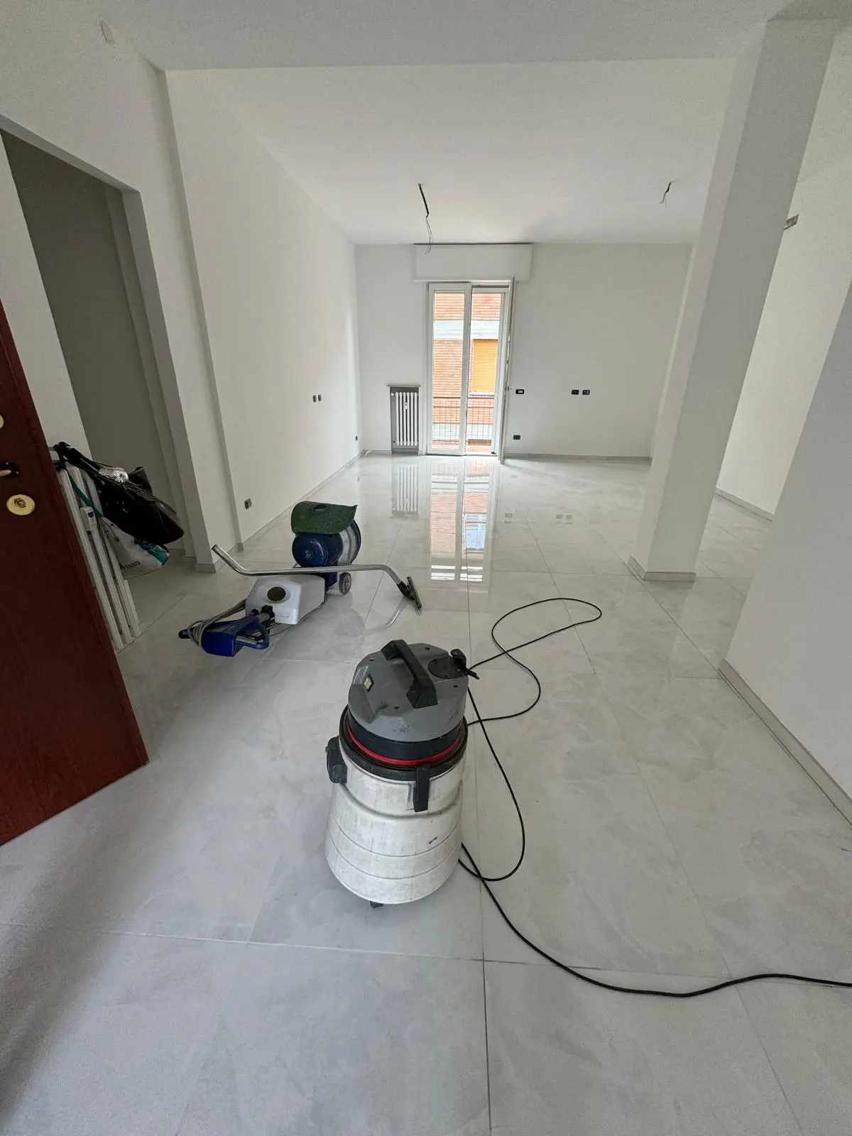 Pulizia fine cantiere in appartamento di nuova costruzione con macchinari industriali professionale
