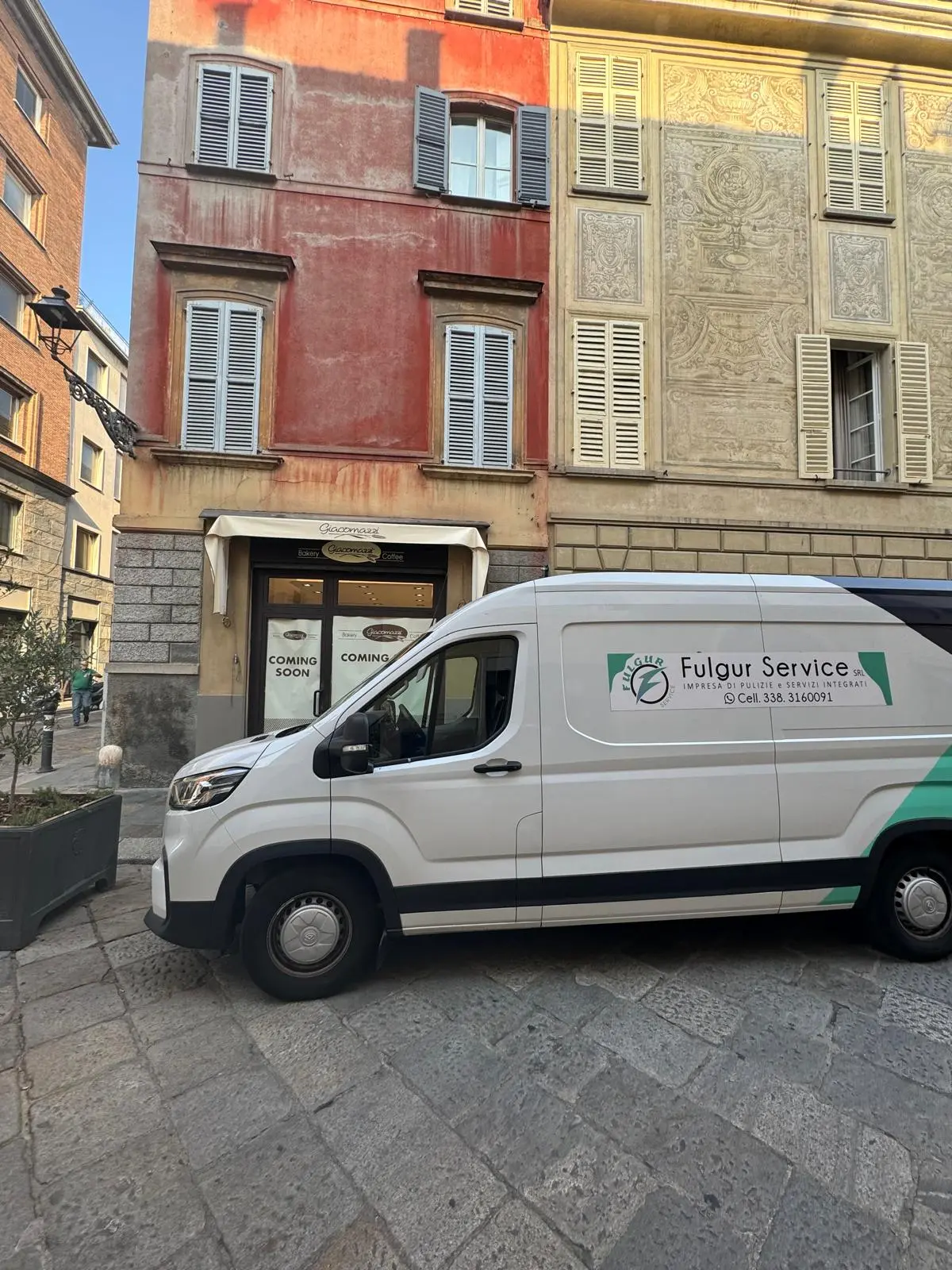 Il furgone Fulgur Service durante il giro di servizio in una via del centro storico di Parma