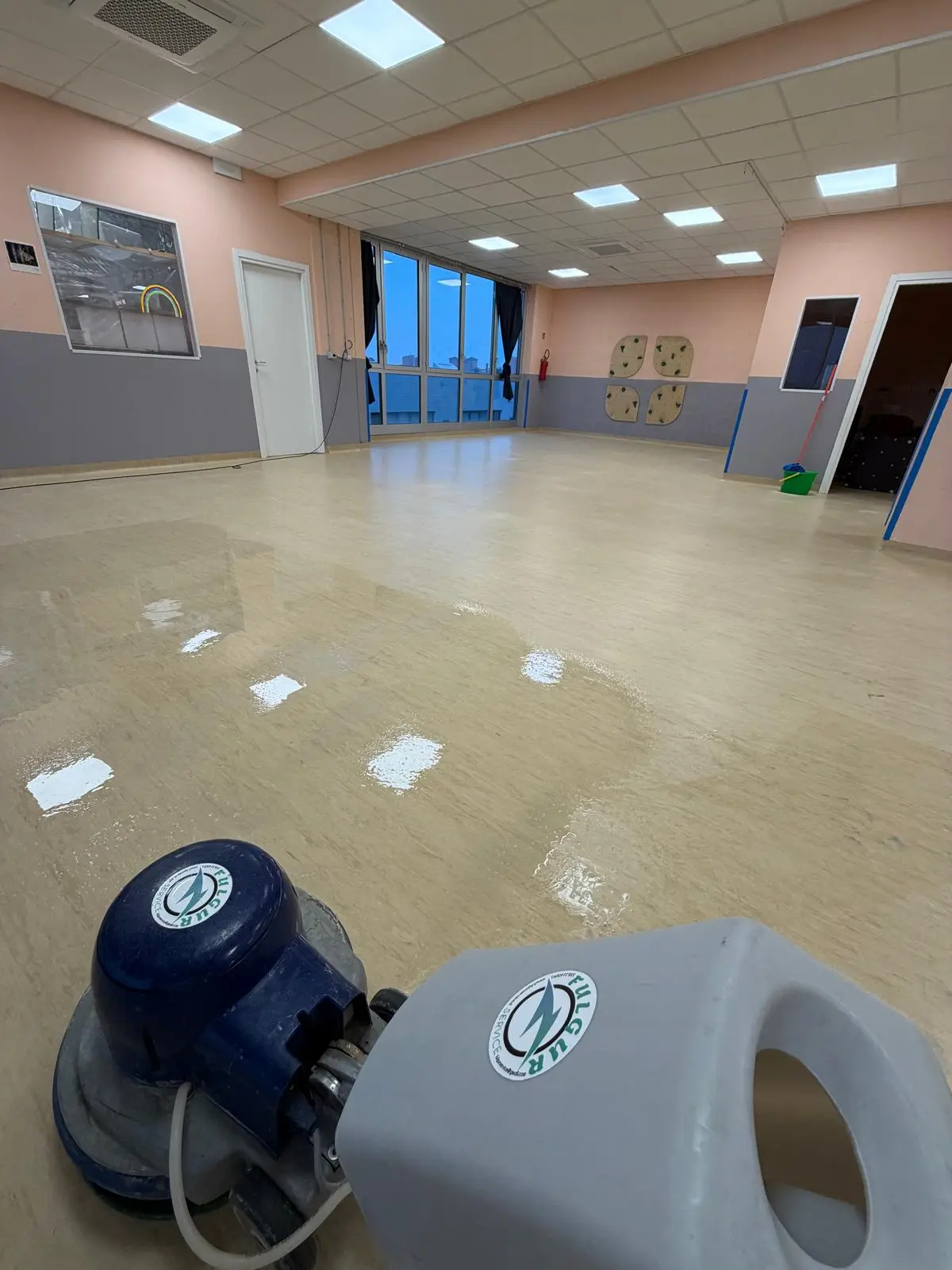Lucidatura pavimento con monospazzola professionale in un ampia sala polifunzionale