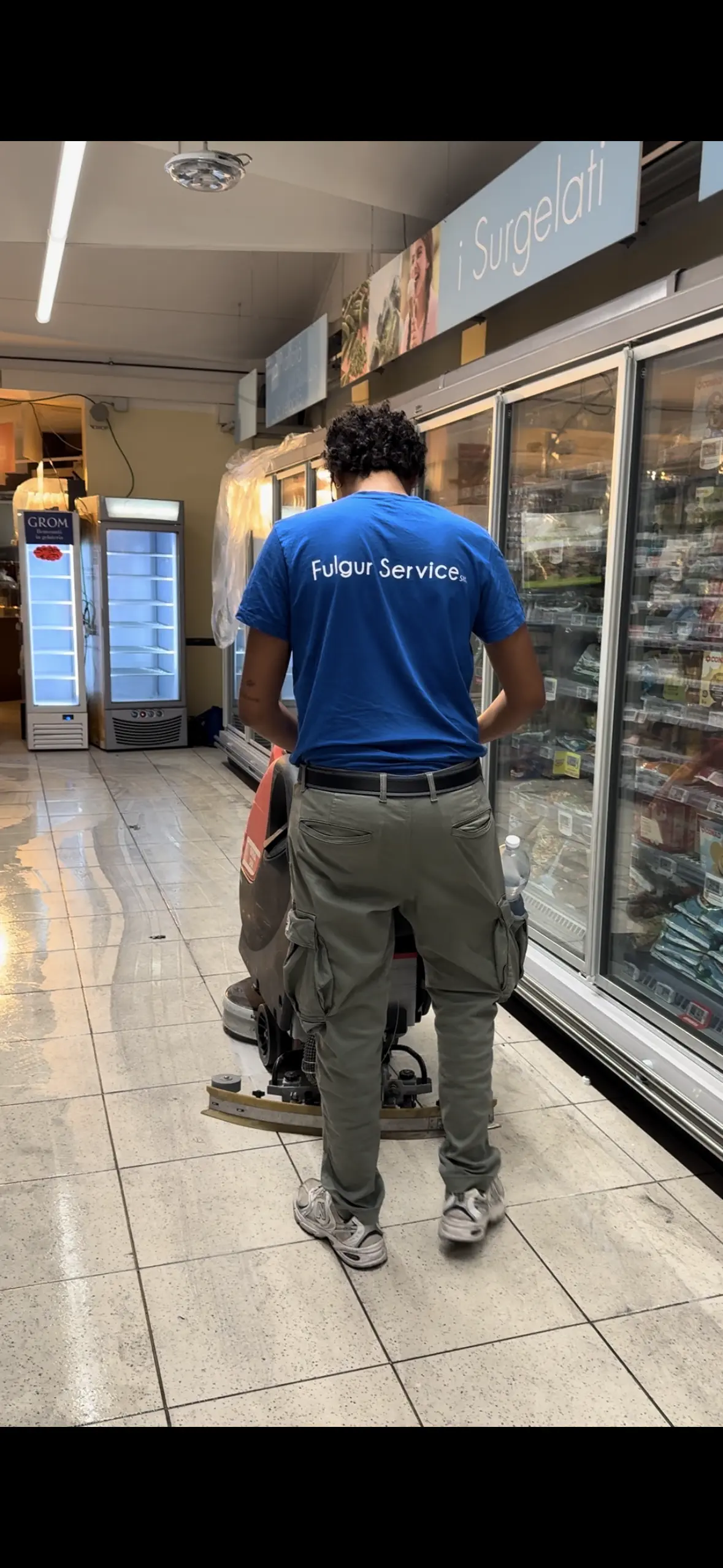 Operatore Fulgur Service con la lavasciuga nel reparto surgelati di un punto vendita
