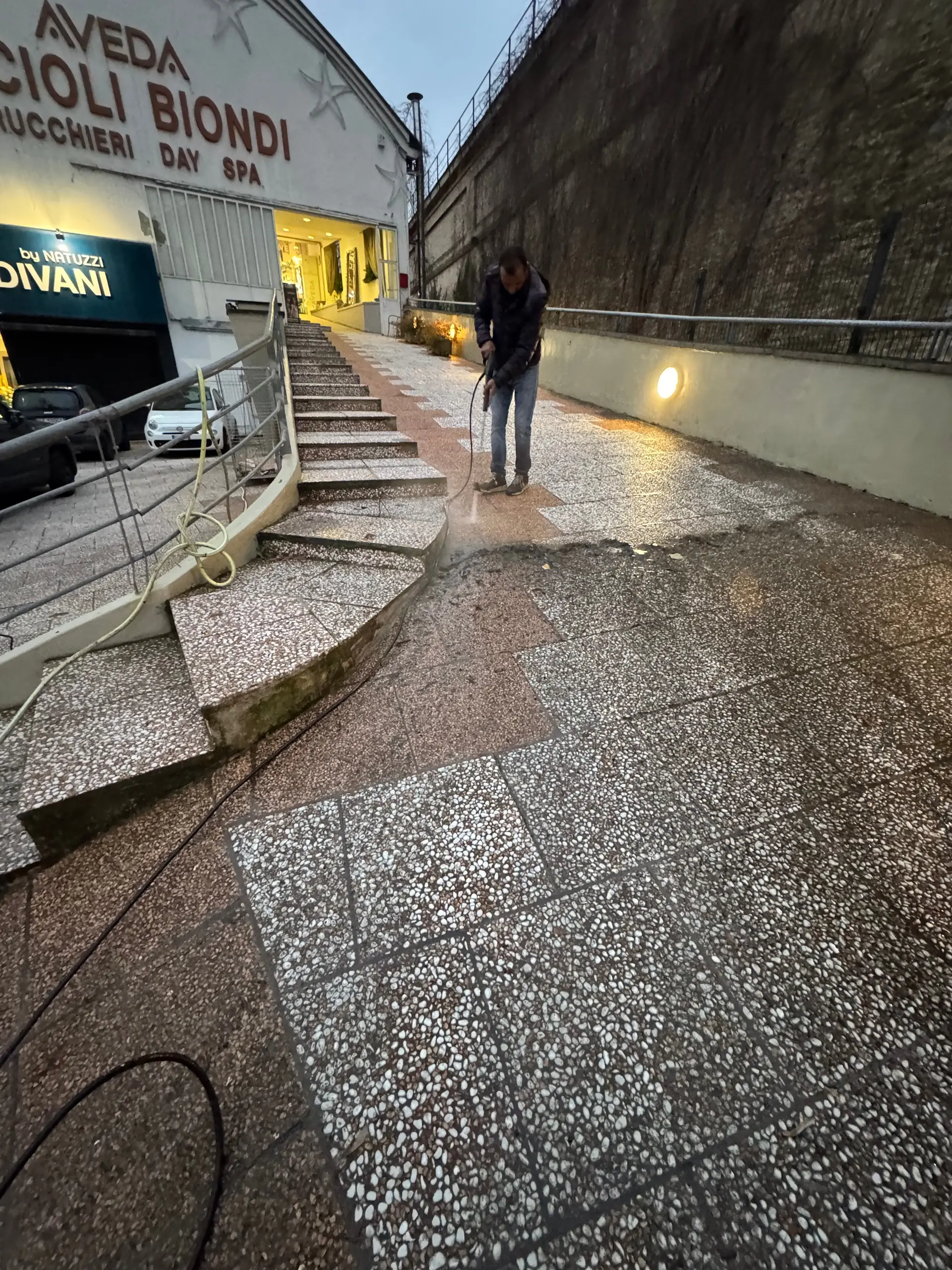 Manutenzione ordinaria per le parti comuni, scale e androni di un condominio a Parma