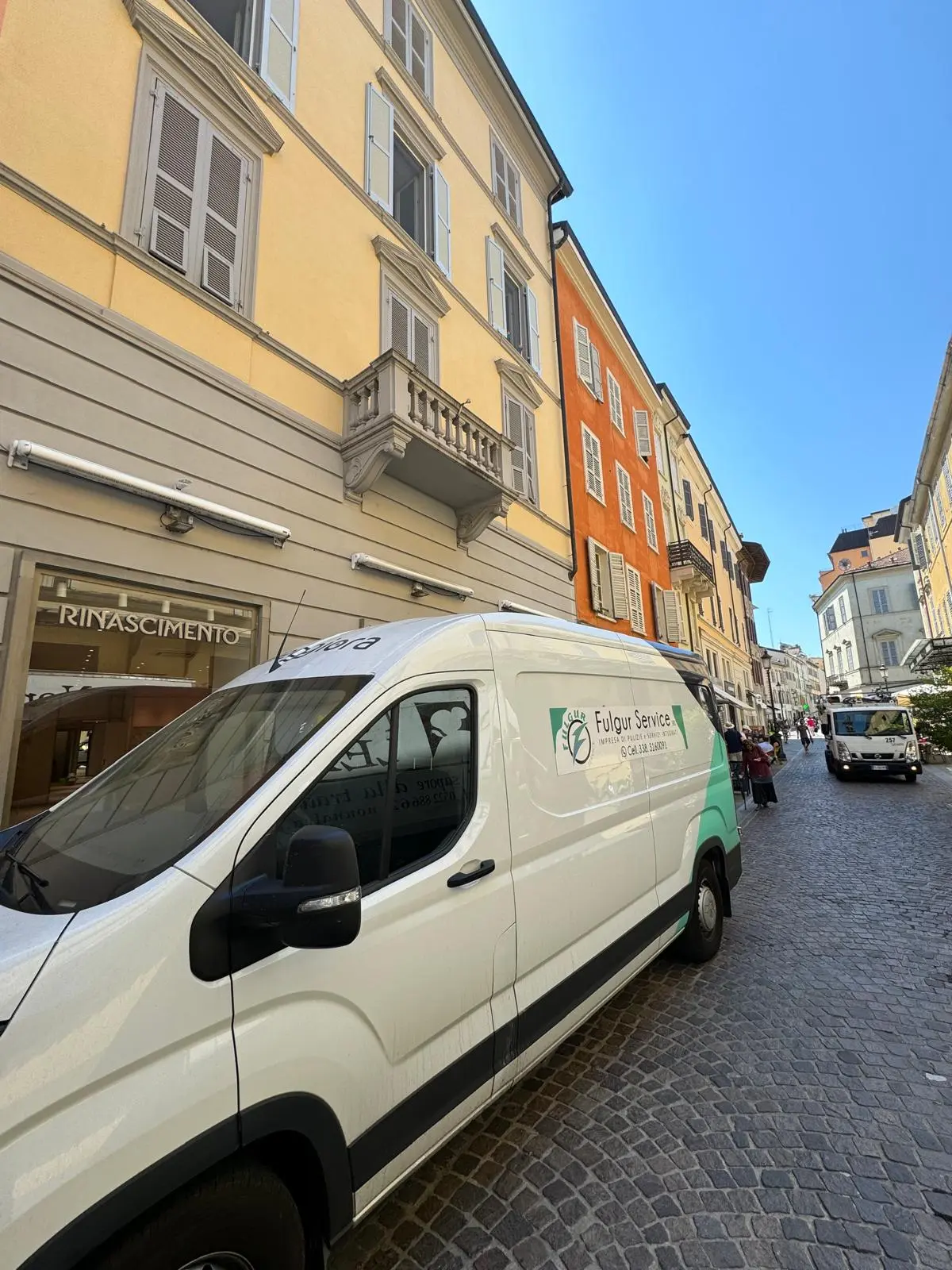 Il furgone Fulgur Service parcheggiato in centro a Parma durante un intervento