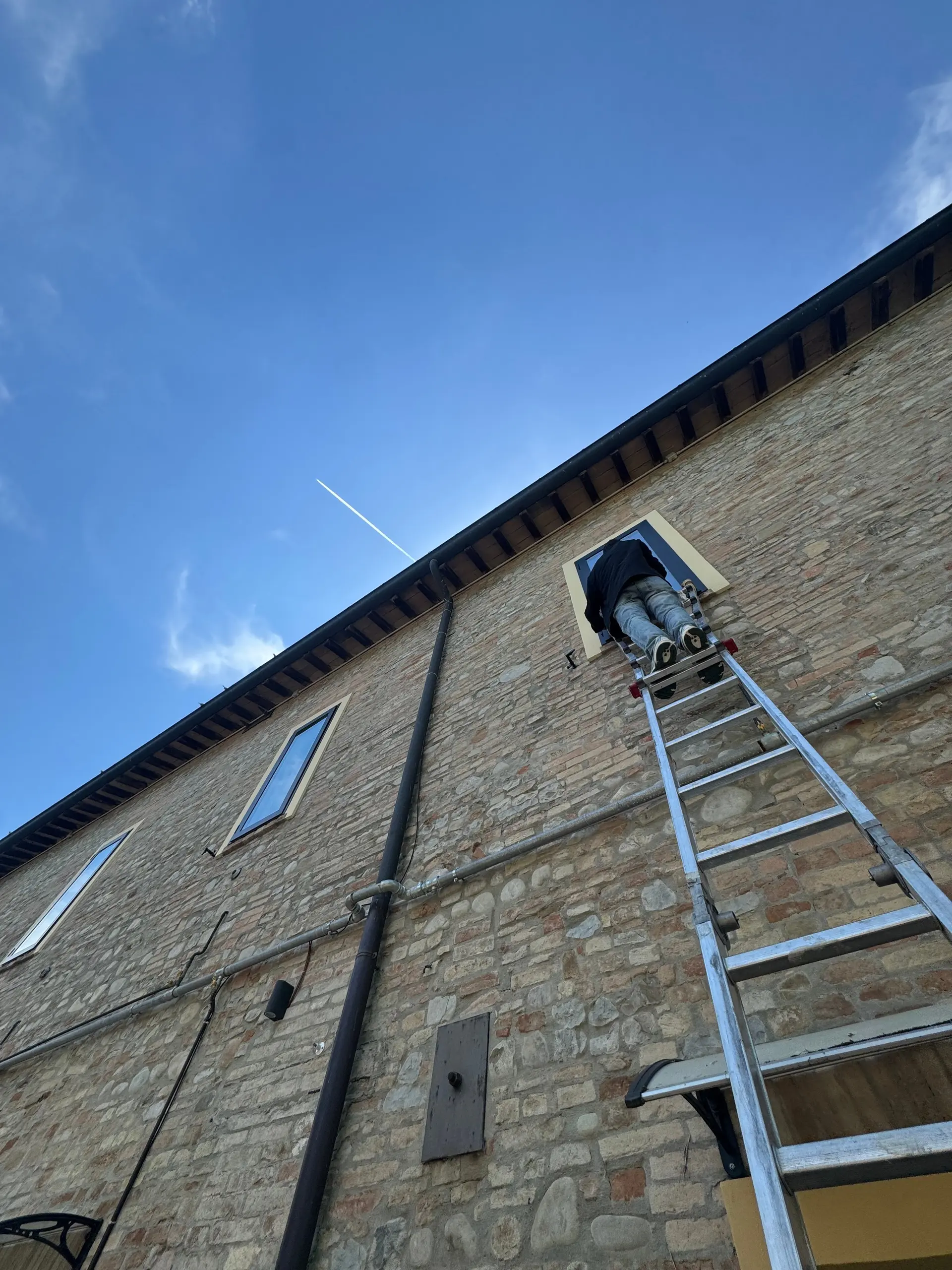 Intervento di rimozione smog e depositi da una facciata in pietra naturale a Parma