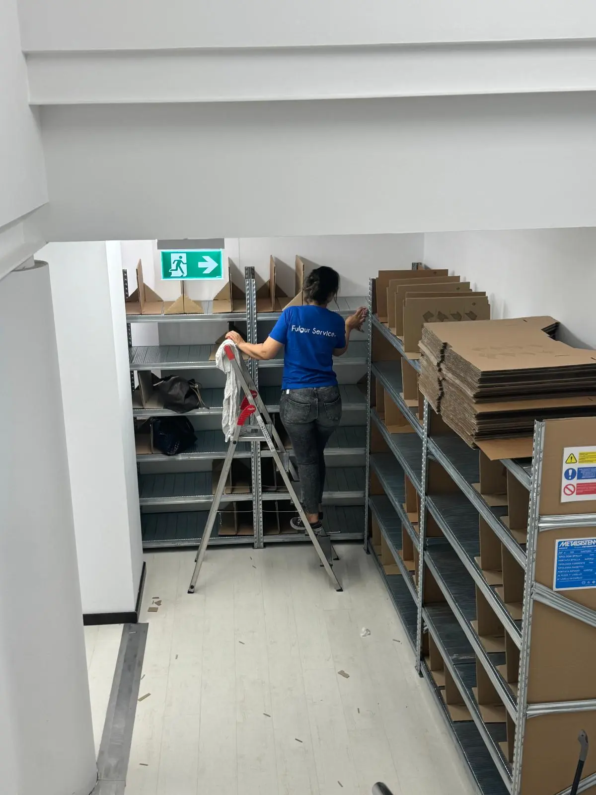 Pulizia professionale e organizzazione scaffalature in un magazzino Fulgur Service