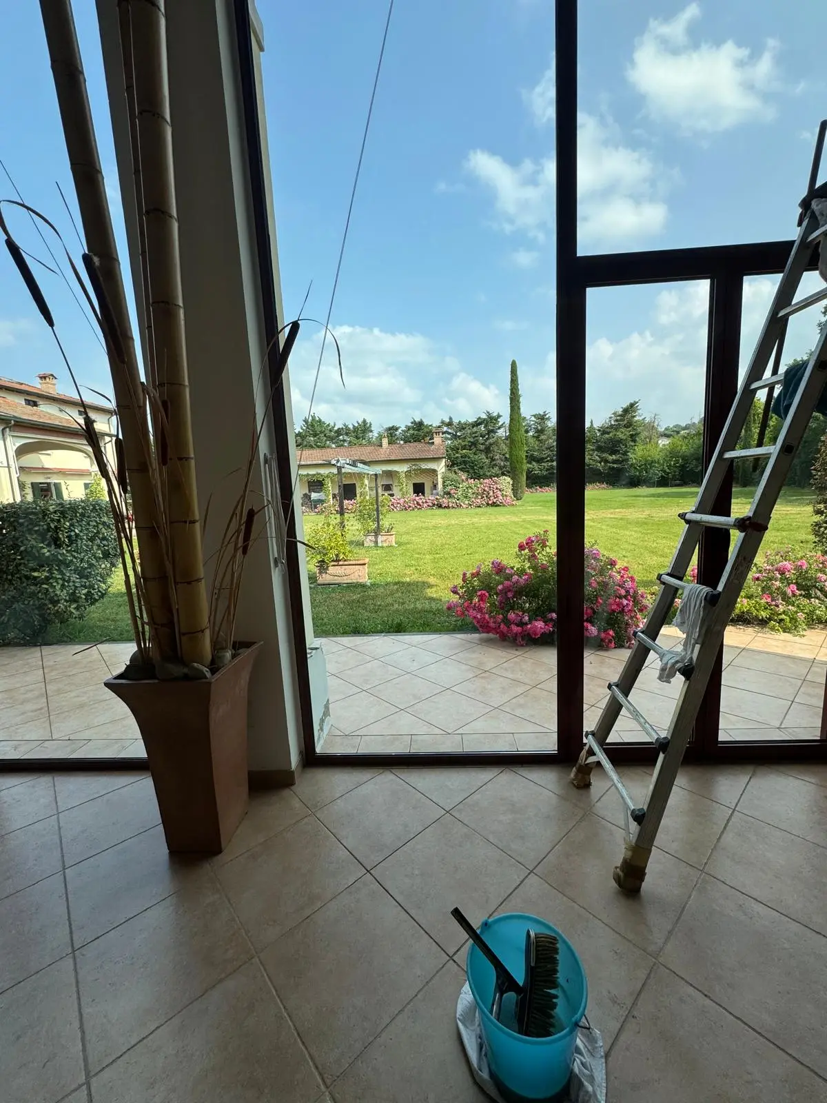 Pulizia vetrate scorrevoli in una villa con vista sul giardino privato Fulgur Service