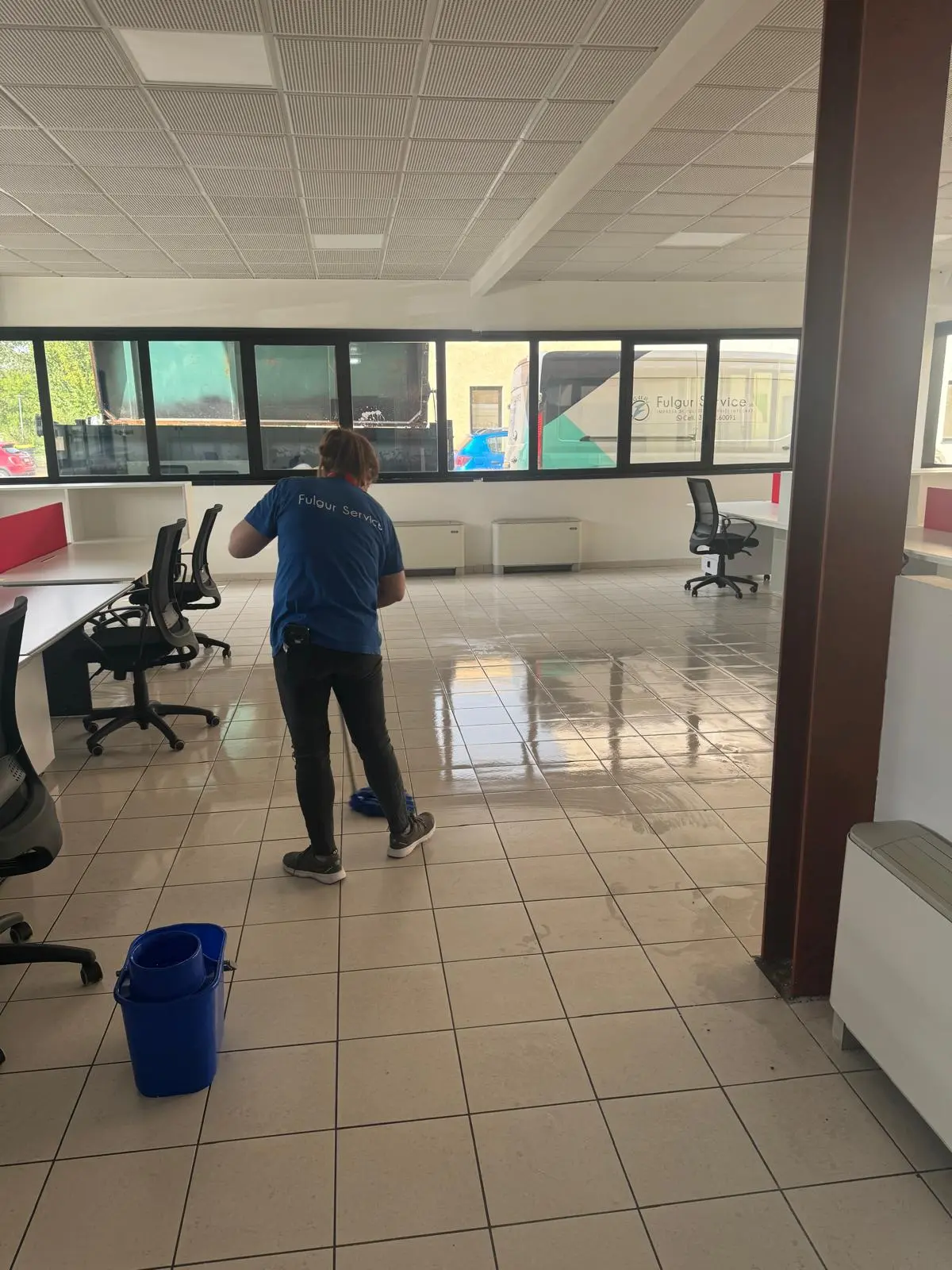 Operatrice Fulgur Service durante la pulizia di un ufficio a Parma