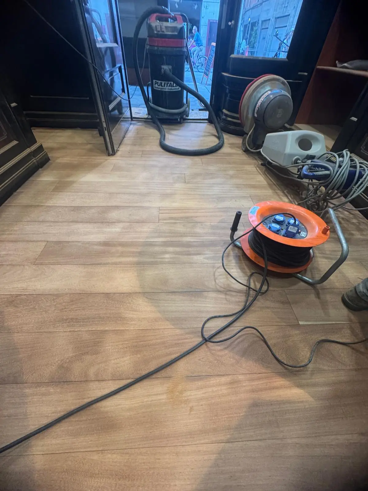 Attrezzatura professionale per trattamento di pavimento in legno in locale commerciale