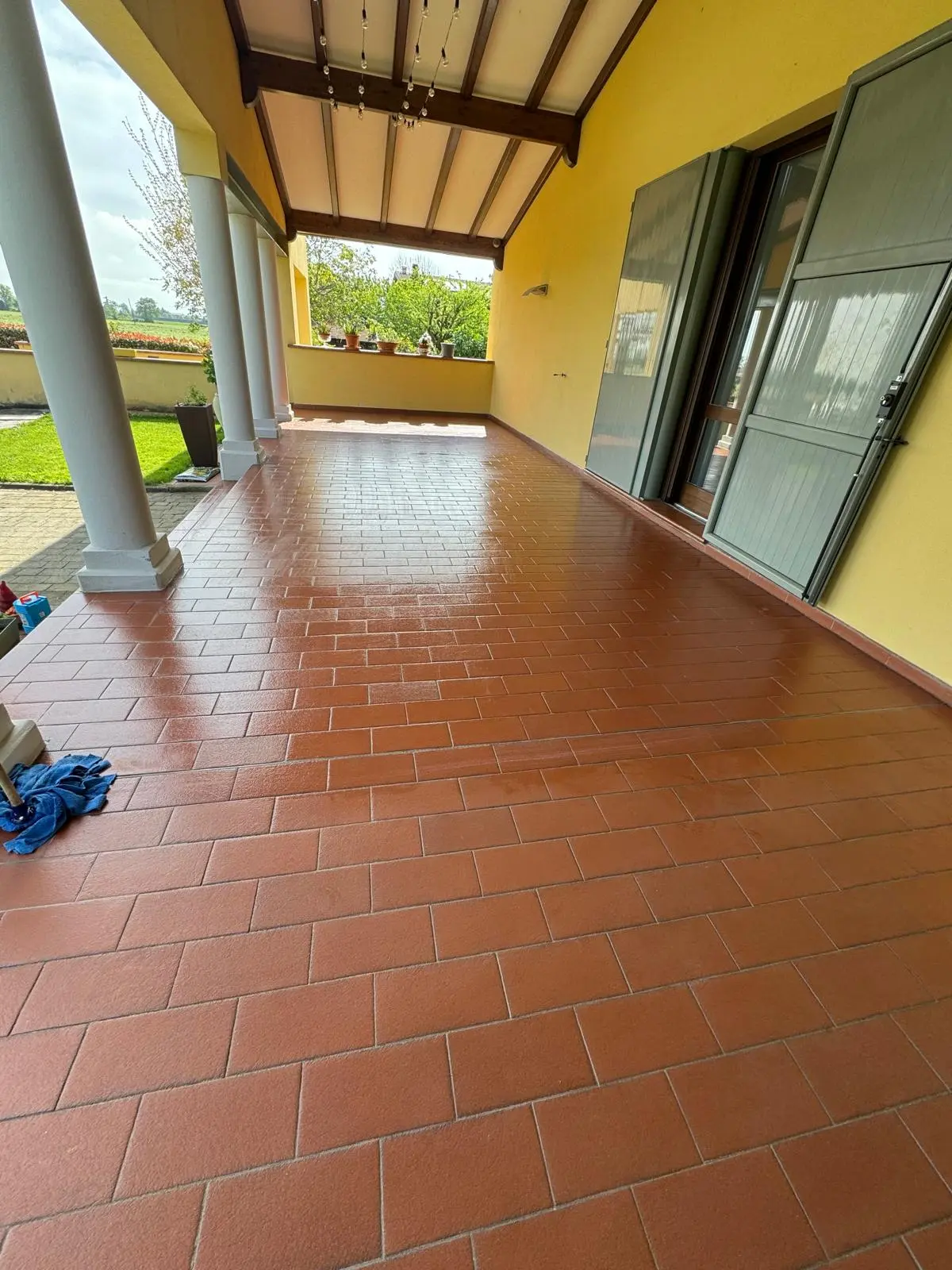 Terrazzo con pavimento in cotto arancione lucidato e trattato Fulgur Service