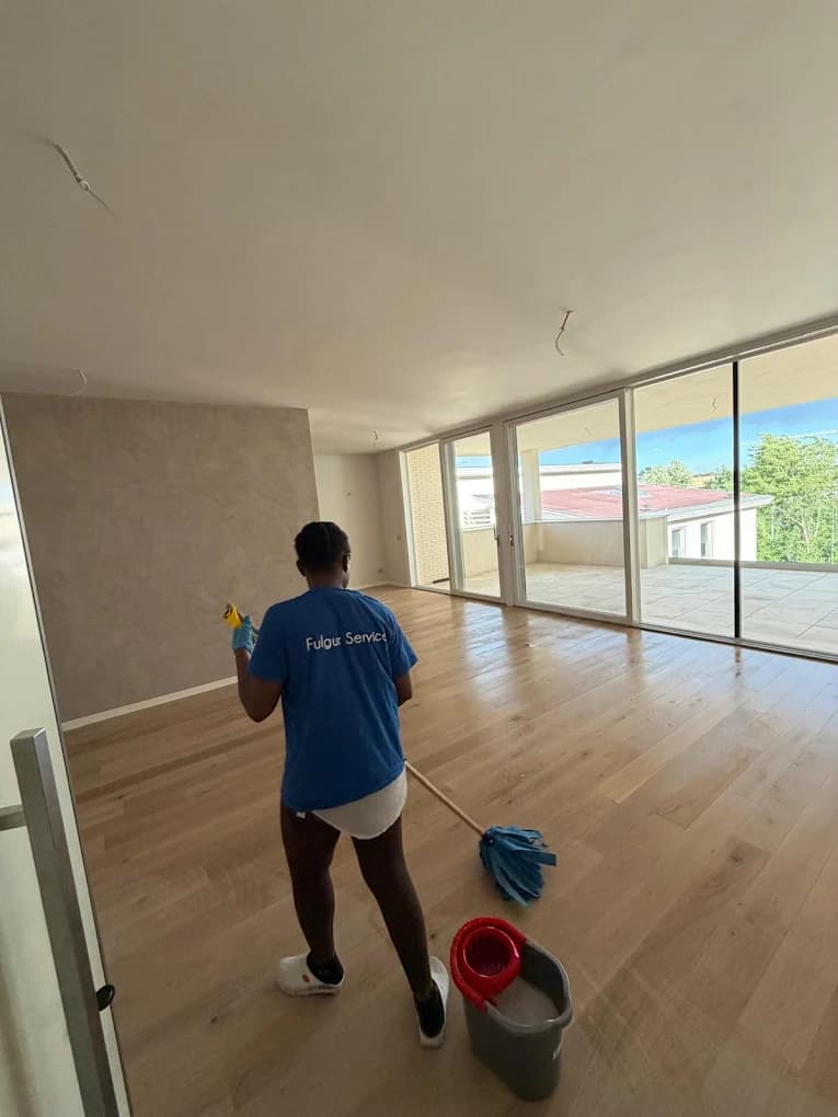 Operatrice Fulgur Service durante la pulizia del parquet in un appartamento di Parma